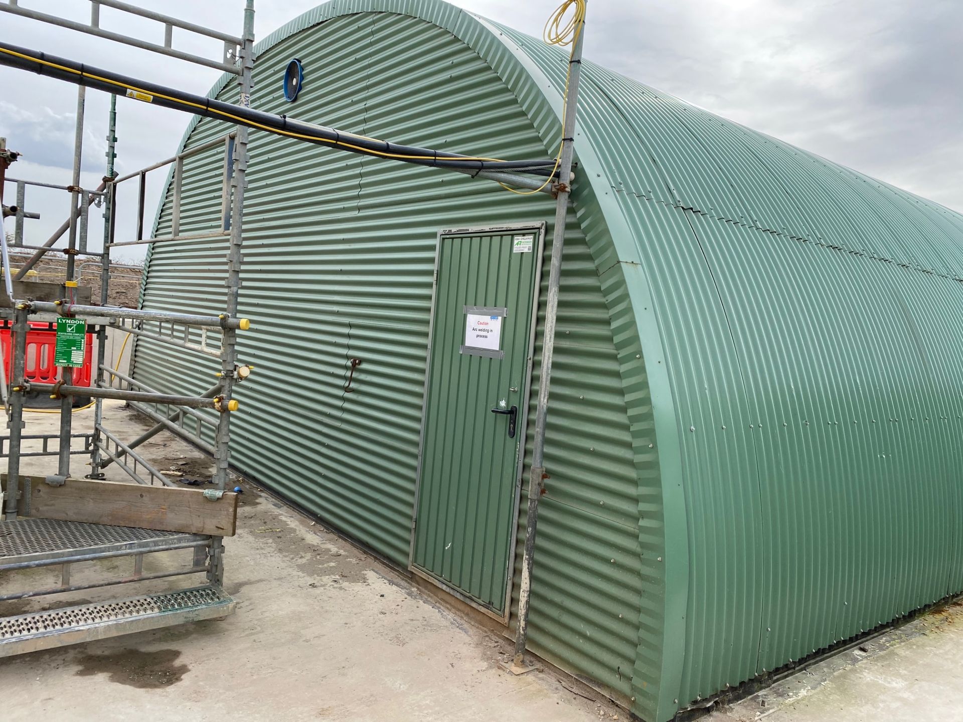 Nissen Hut, Corrugate Steel Hut with Clear Roof Panels, Double Entrance Doors One end and Single - Image 3 of 10