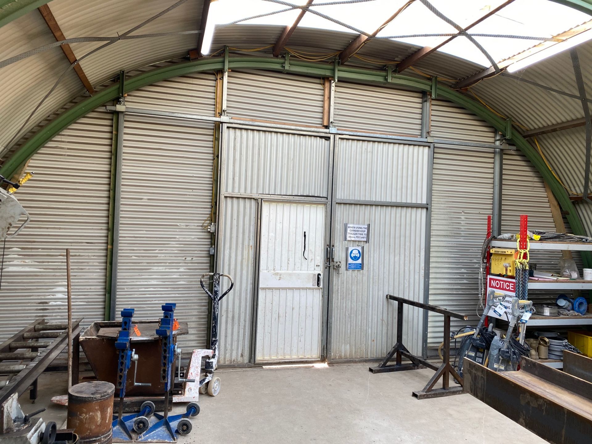 Nissen Hut, Corrugate Steel Hut with Clear Roof Panels, Double Entrance Doors One end and Single - Image 7 of 10