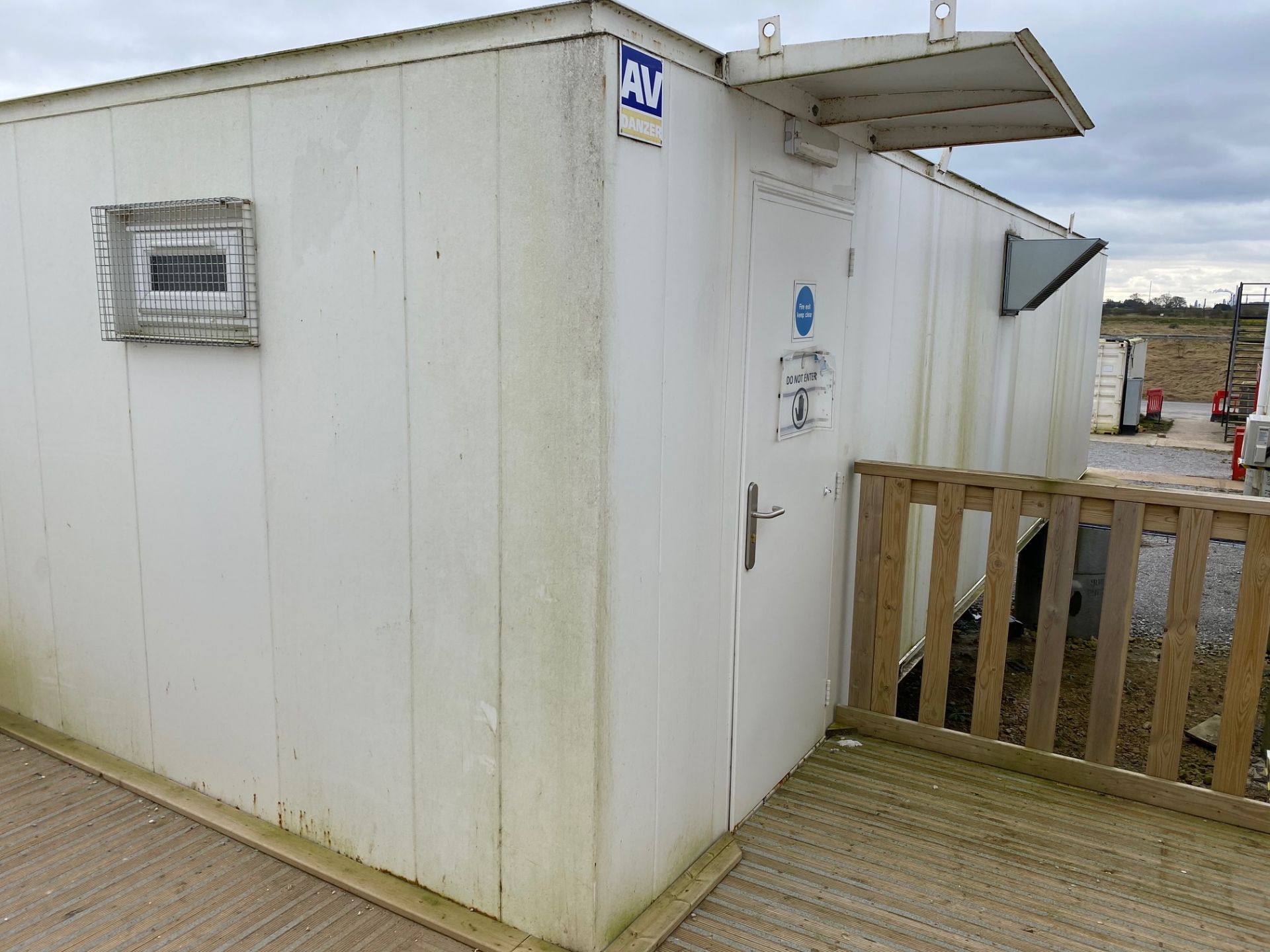 AV Danzer, "T" shaped Modular Welfare Building in Sections with Double Glazed Windows Total size: - Image 3 of 11