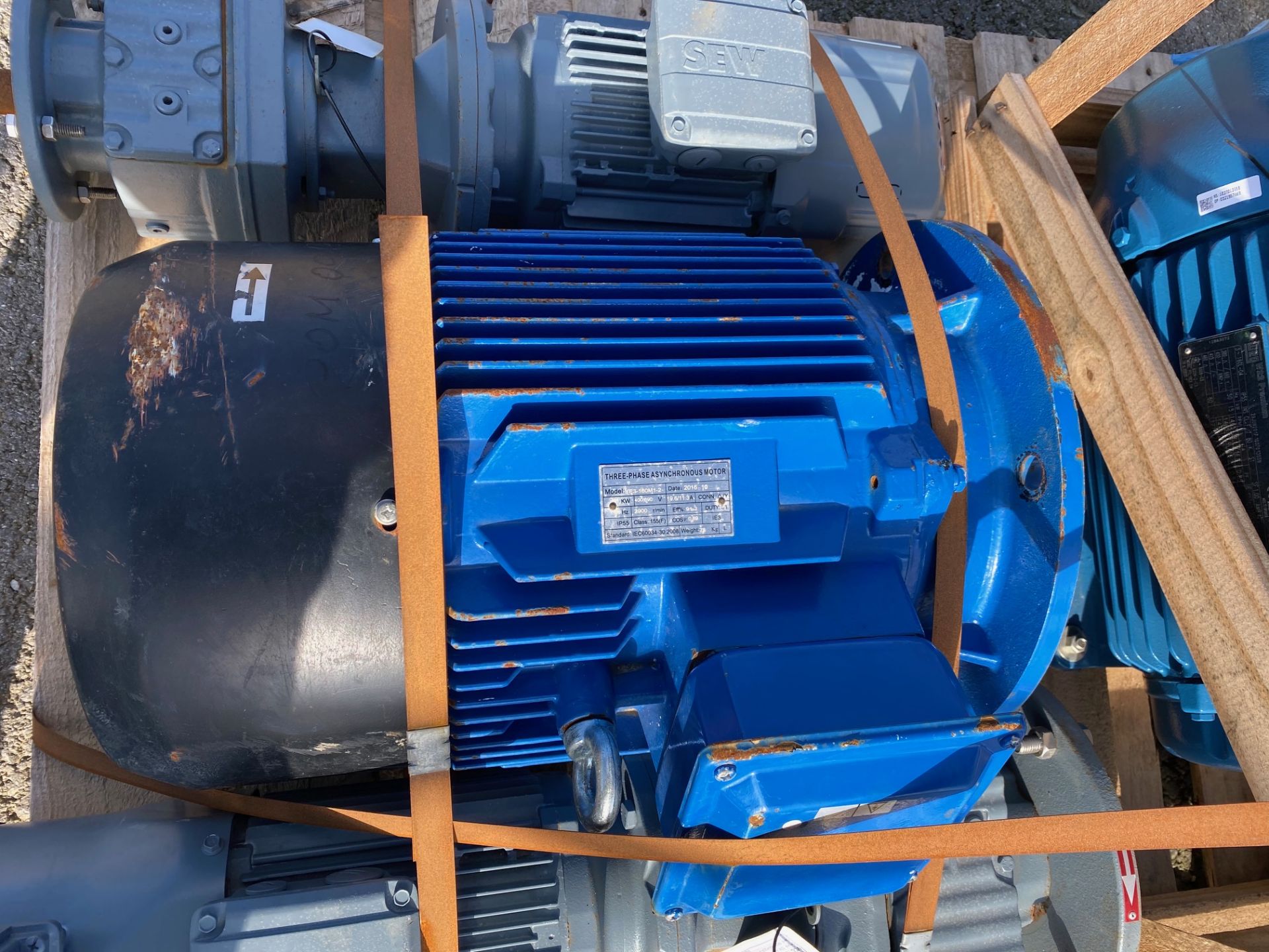 4x Electric Motors: 2x SEW Usocome RF27 AM90 DRN9054/RS DOM: 2017, 1x WEG, W22 15kW, 1x Asynchronous - Image 8 of 9