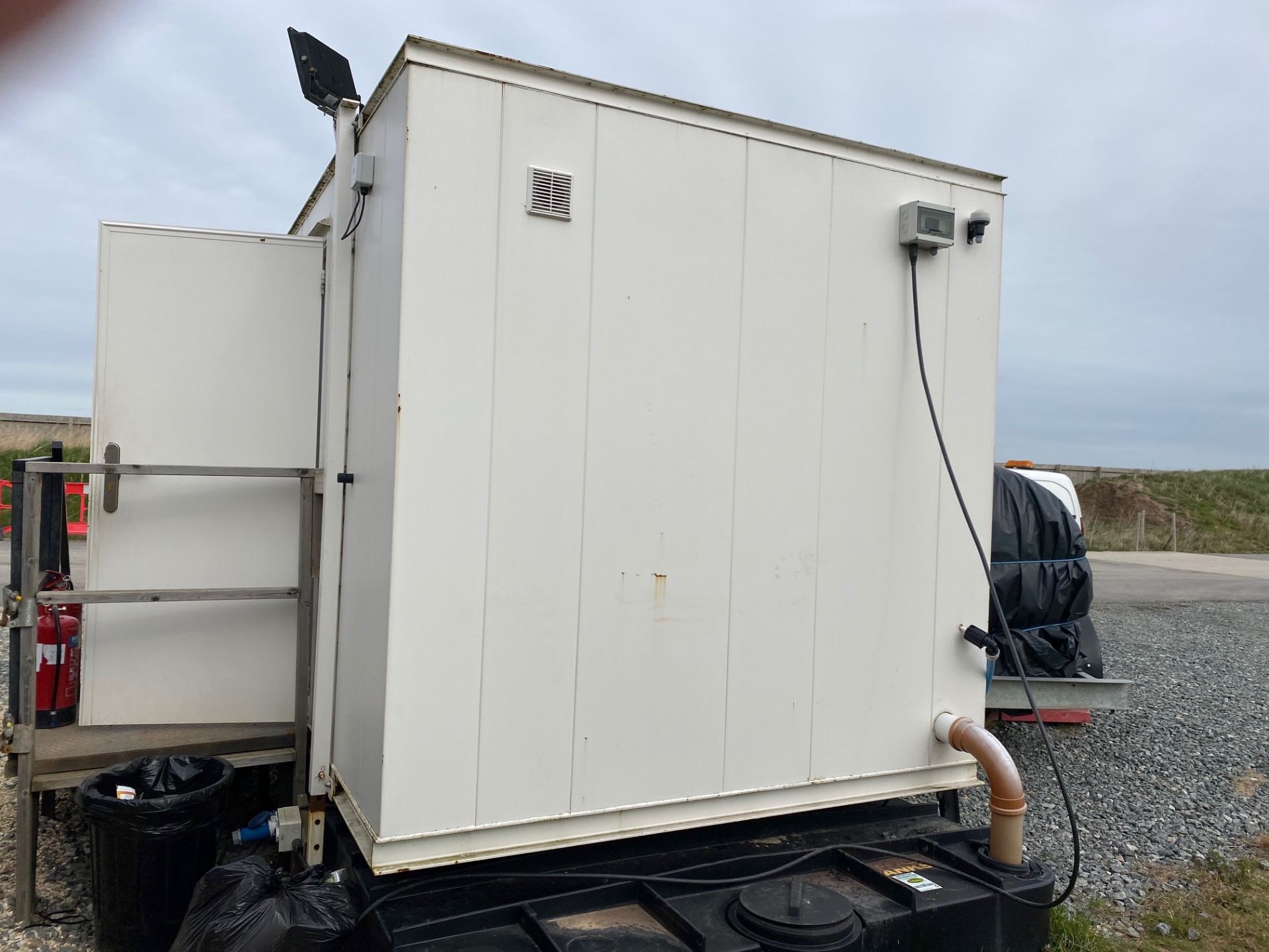 AV Danzer, Portable Jackleg Security Cabin with Toilet, Single Access Door, Windows and Shutters - Image 4 of 7