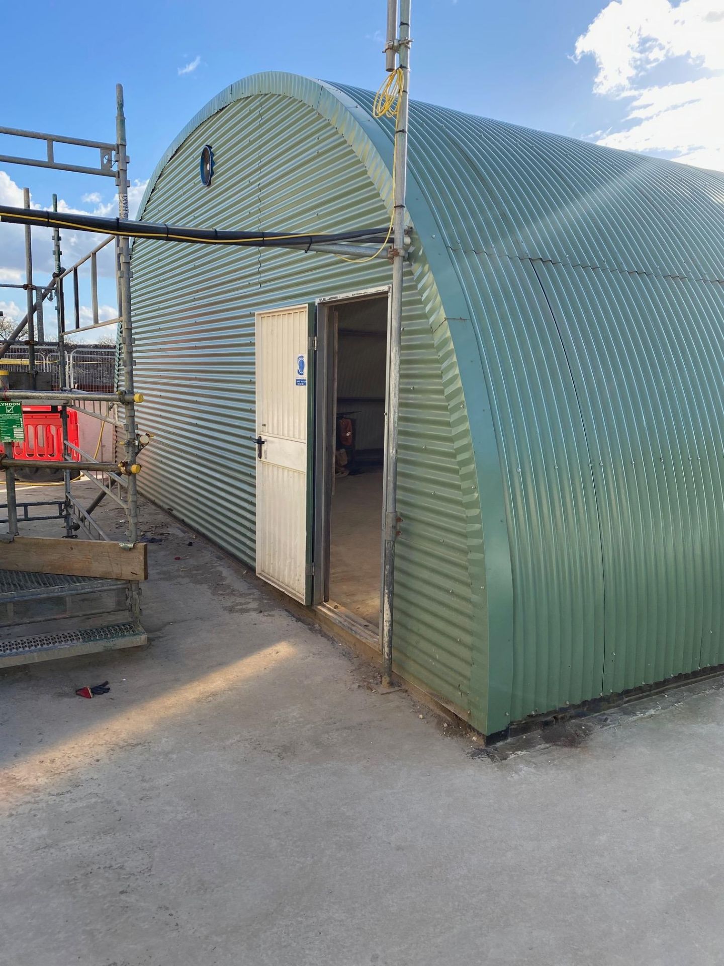 Nissen Hut, Corrugate Steel Hut with Clear Roof Panels, Double Entrance Doors One end and Single - Image 4 of 10
