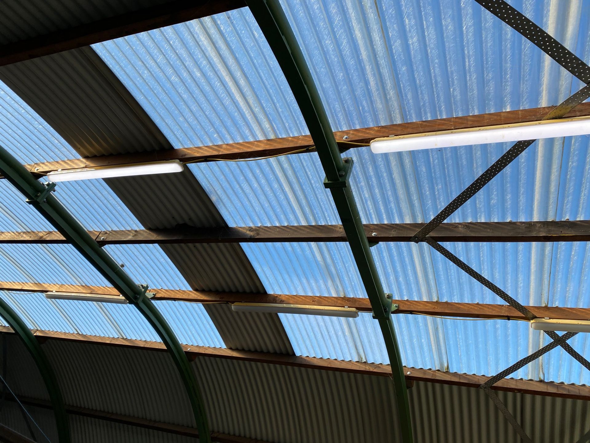 Nissen Hut, Corrugate Steel Hut with Clear Roof Panels, Double Entrance Doors One end and Single - Image 8 of 10