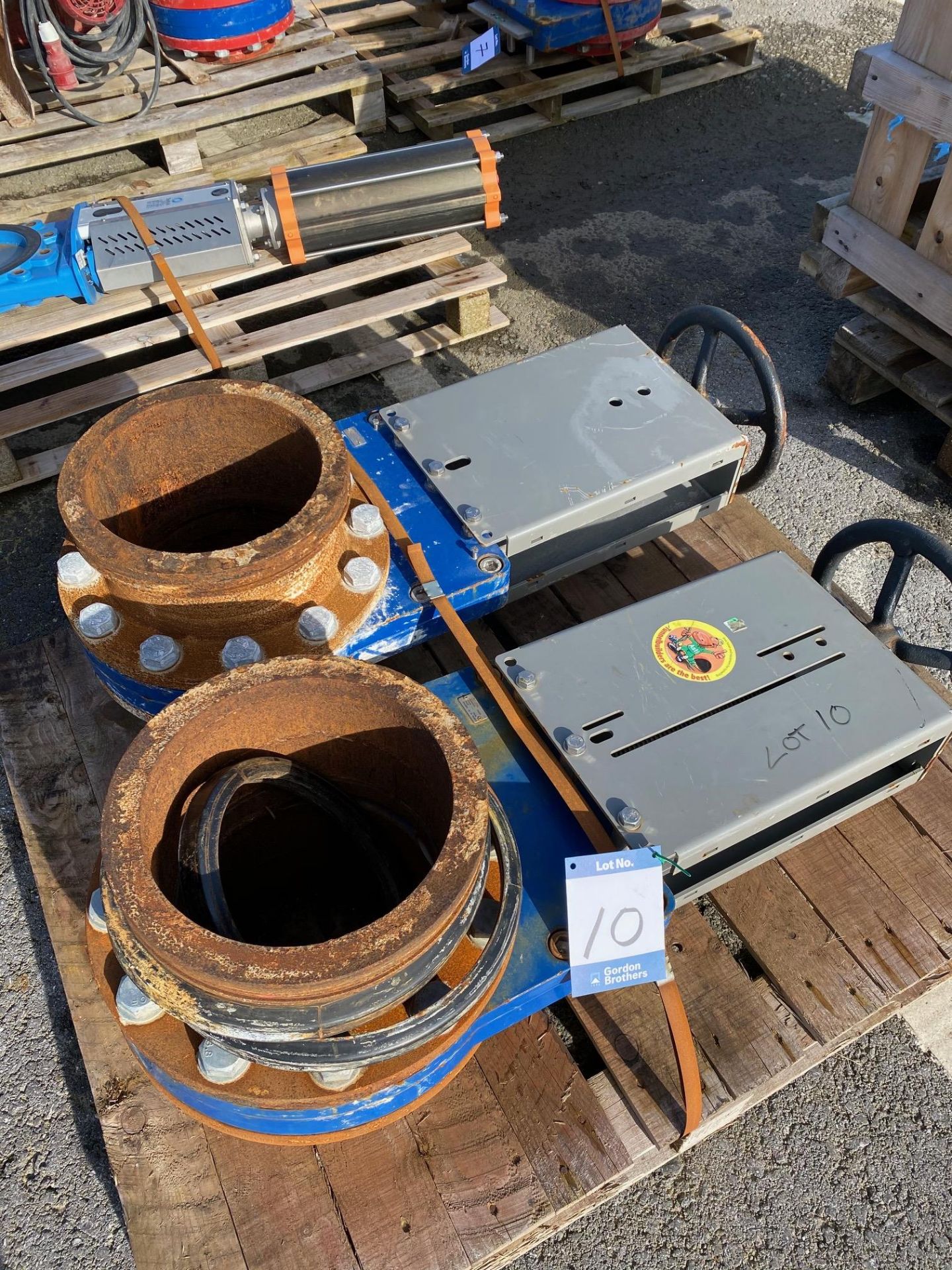 2x GEFA, Model: SD94563b Knife Gate Valves with Manual Shut-Off Handles. (Location of Lot East Marsh