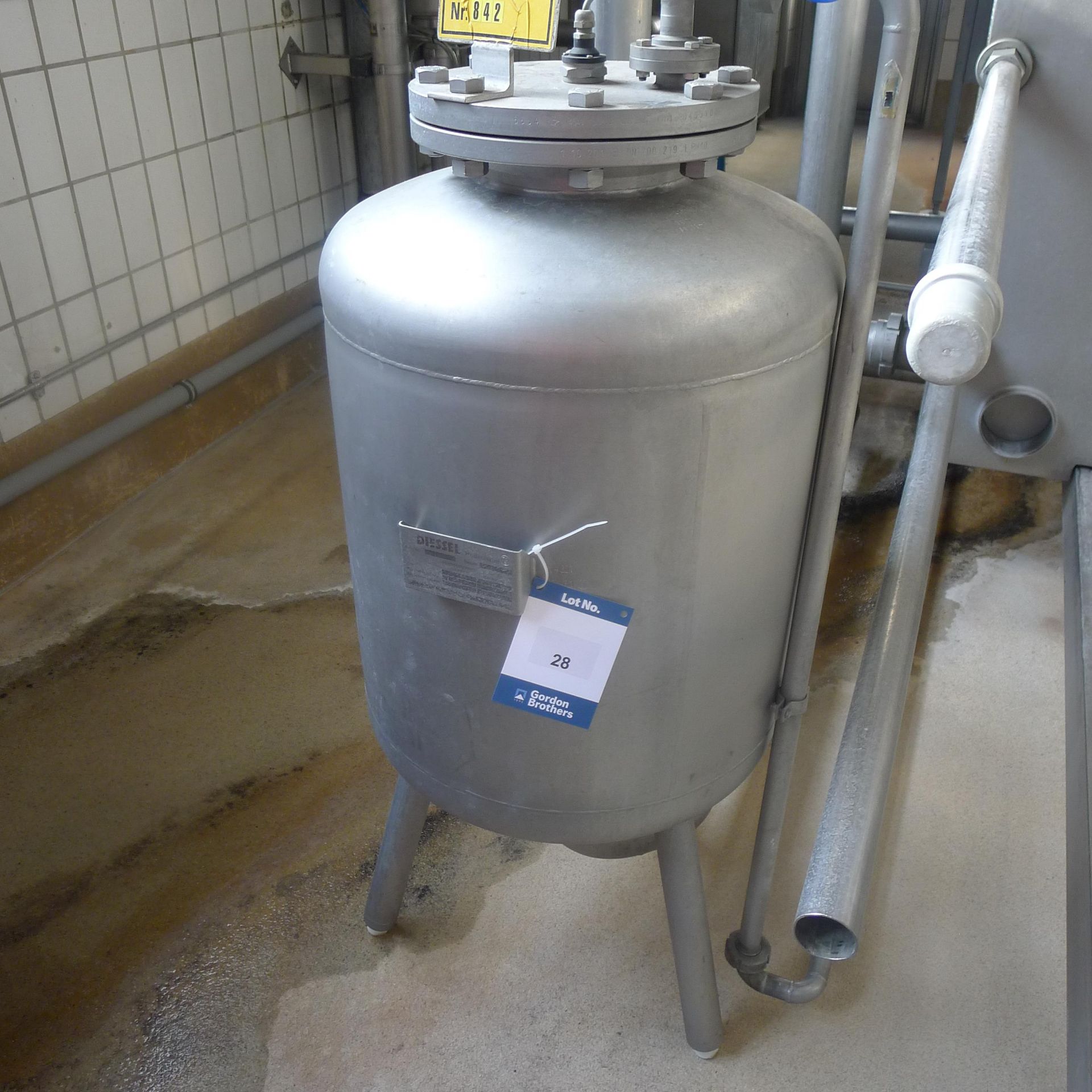 Dessel 162 liter (42.8 gallon) capacity stainless steel tank. Working pressure 10 bar (150 PSI),