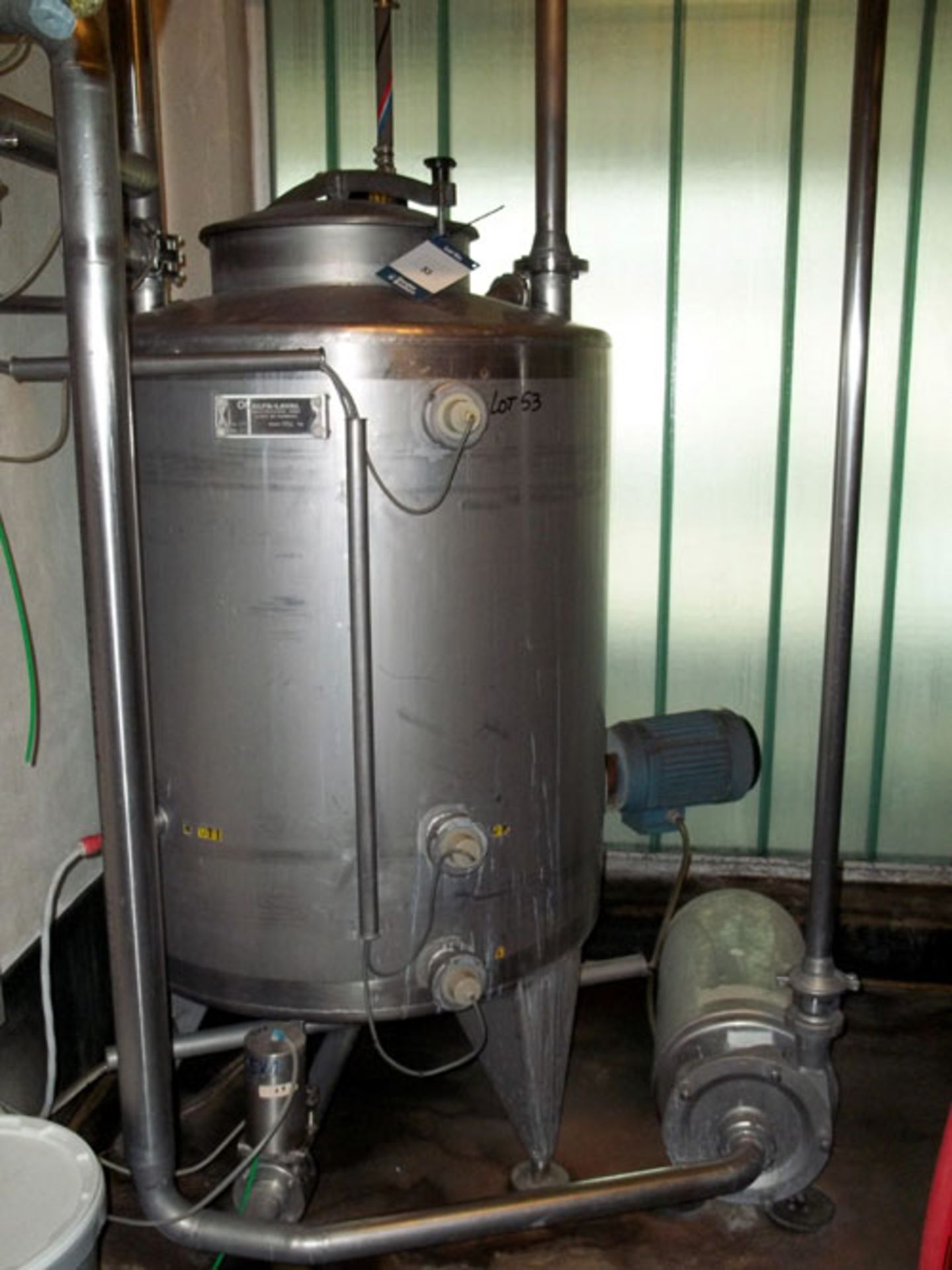 Alfa Laval 685 liters (181.2 gallon) stainless steel tank. Side agitator incl. motor and pump. On