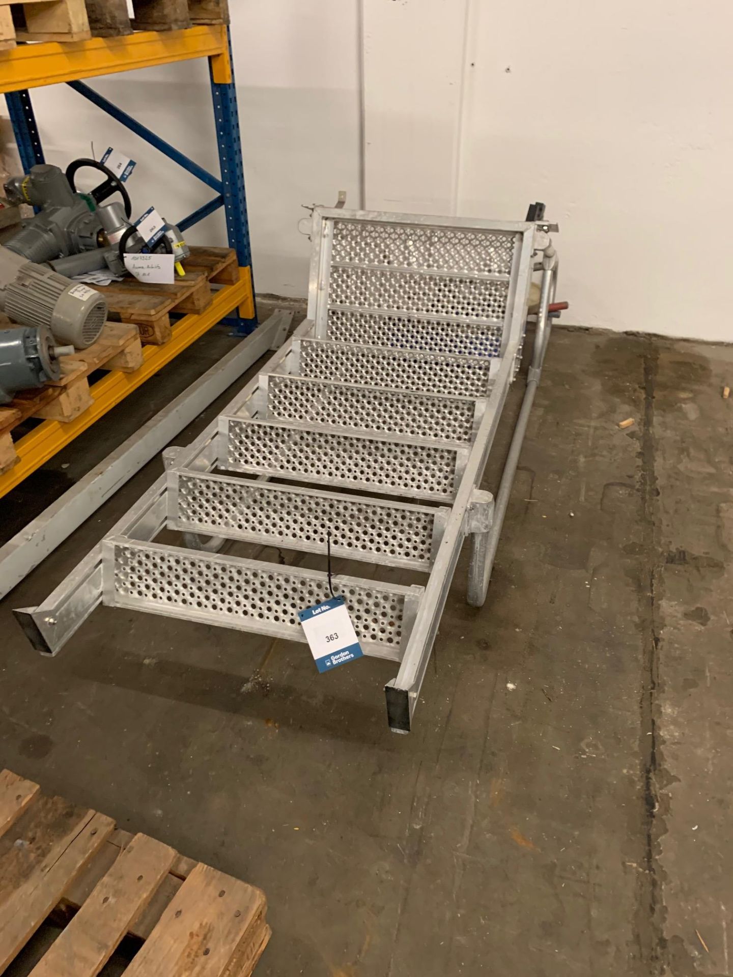 1 x Aluminum ladder incl. box with 4 wheels.