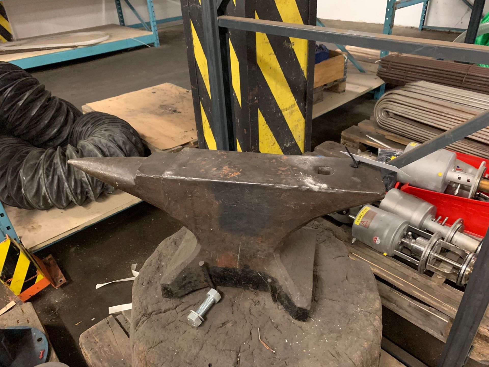 1 x Blacksmith anvil on wooden foundation. - Image 3 of 3