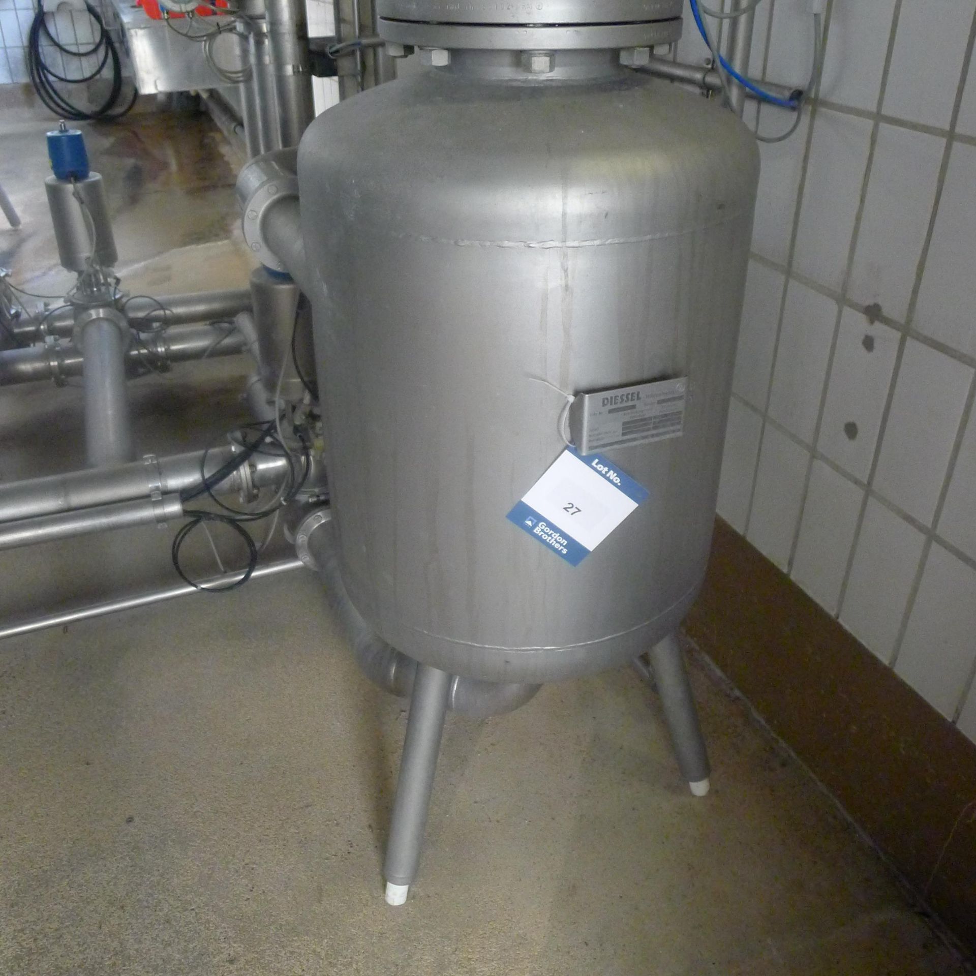 Dessel 162 liter (42.8 gallon) capacity stainless steel tank. Working pressure 10 bar (150 PSI),