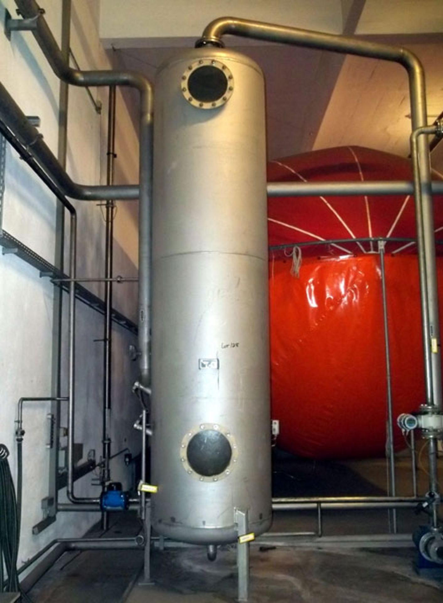 Linde Tank, 2330 Liter (615 Gallon), Stainless Steel, Vertical. Rated 2 bar at 20 degrees C. Serial# - Image 2 of 3