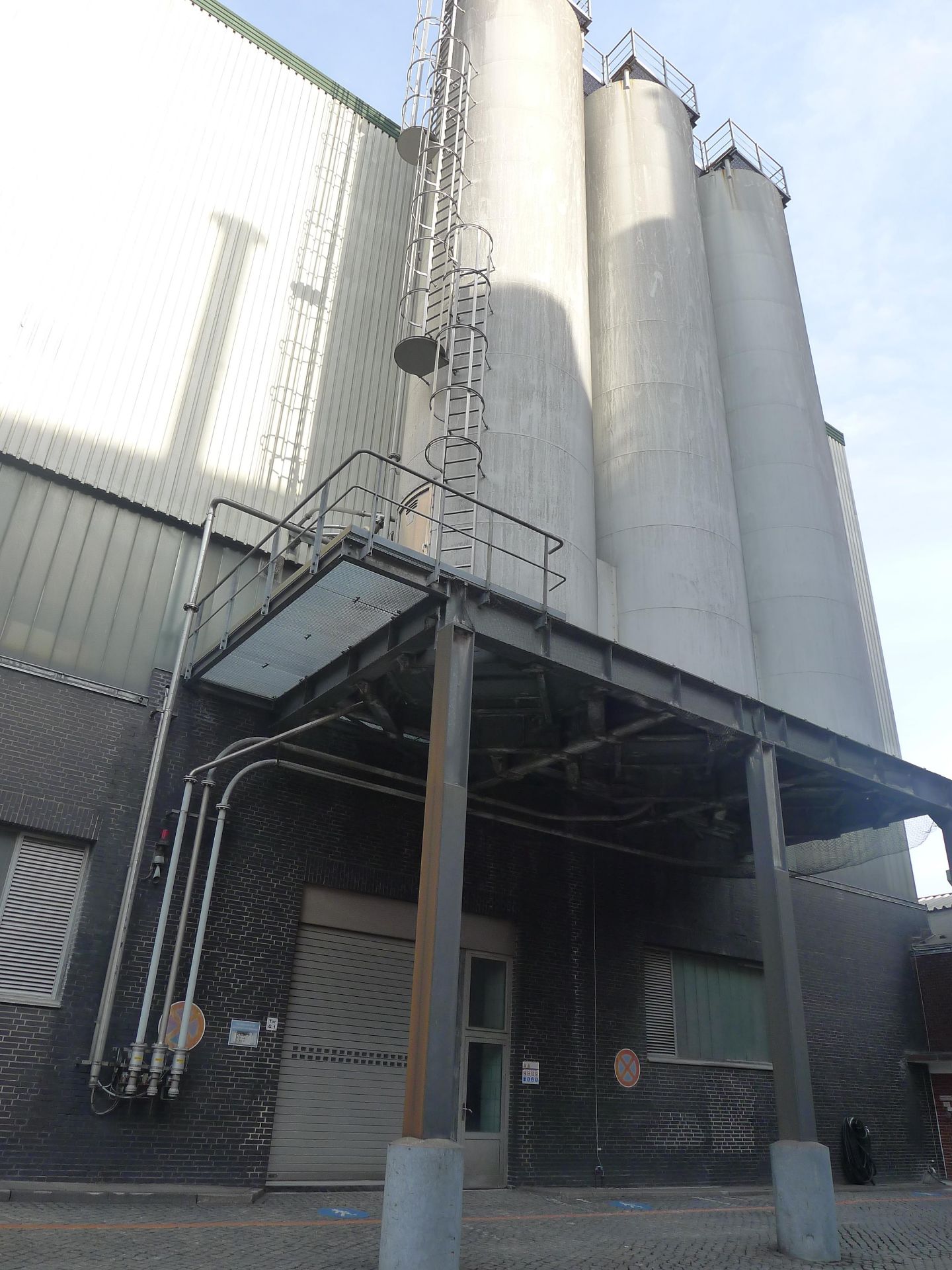 Zeppelin 90m3 (90000 liters/23800 gallon) capacity stainless steel silos. 3000 mm (9'8") dia. x - Image 4 of 10