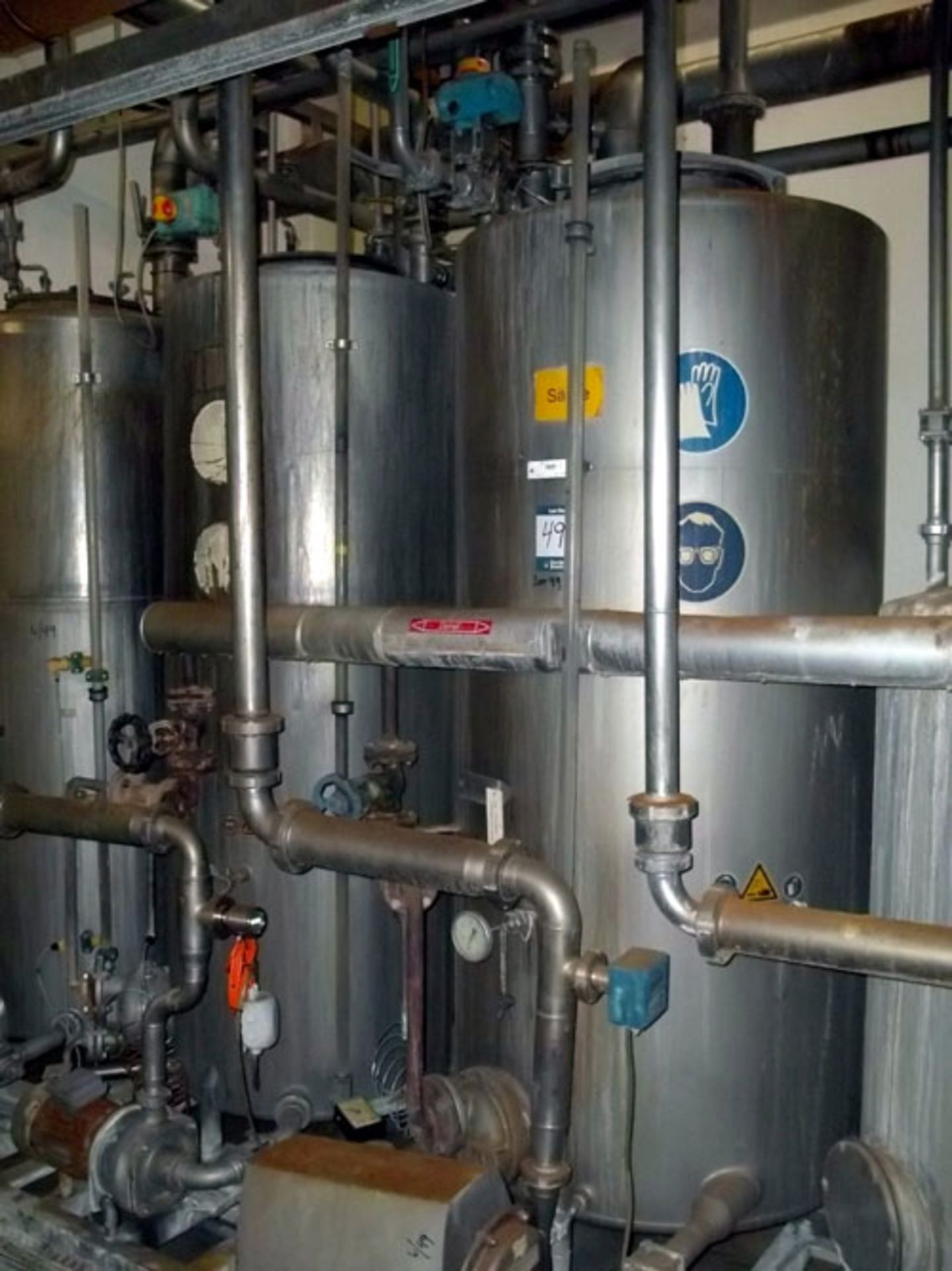 CIP System Consisting Of: (2) approximate 1040 liter stainless steel tanks, (1) approximate 1324 - Image 3 of 11