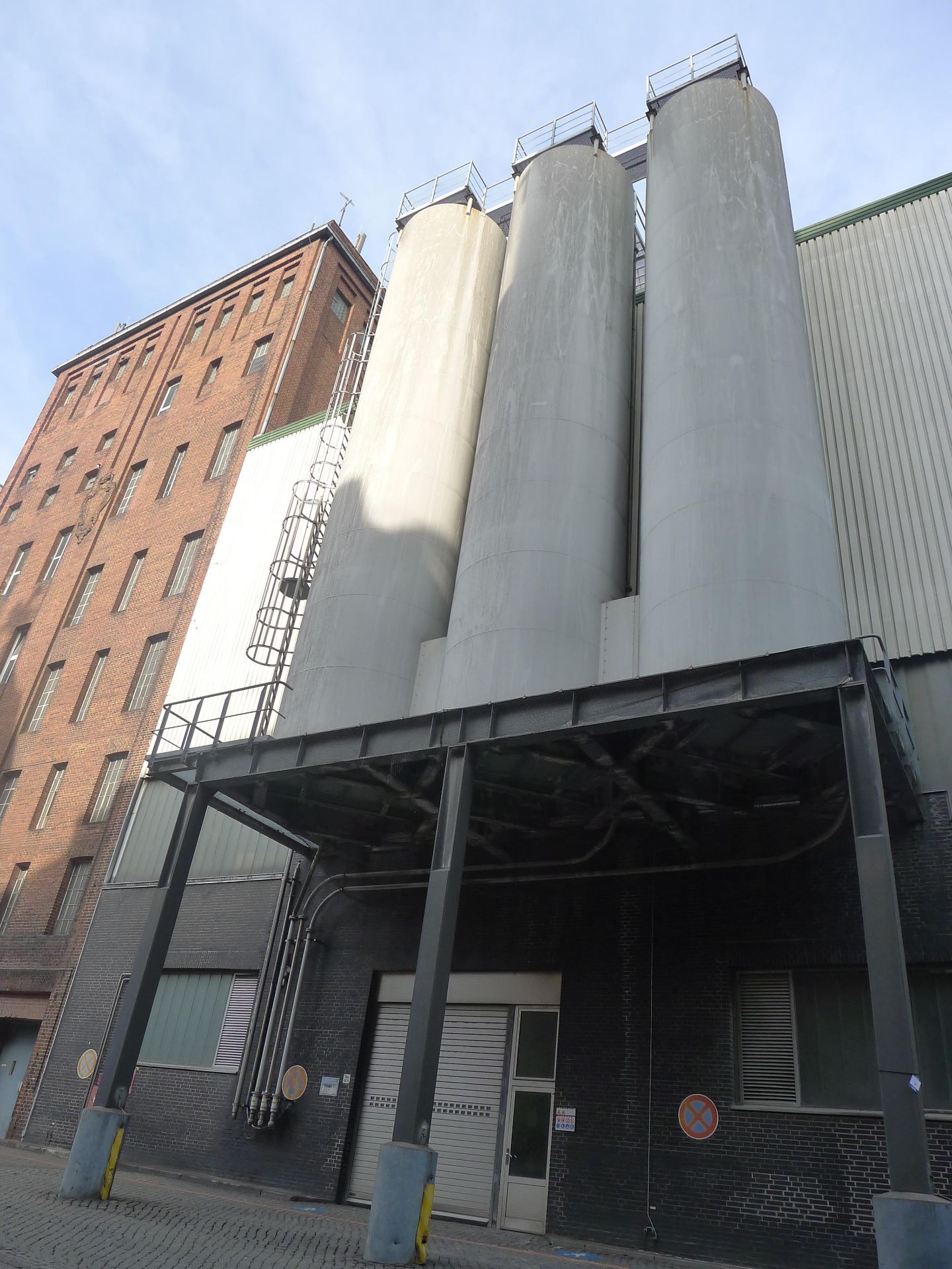 Zeppelin 90m3 (90000 liters/23800 gallon) capacity stainless steel silos. 3000 mm (9'8") dia. x