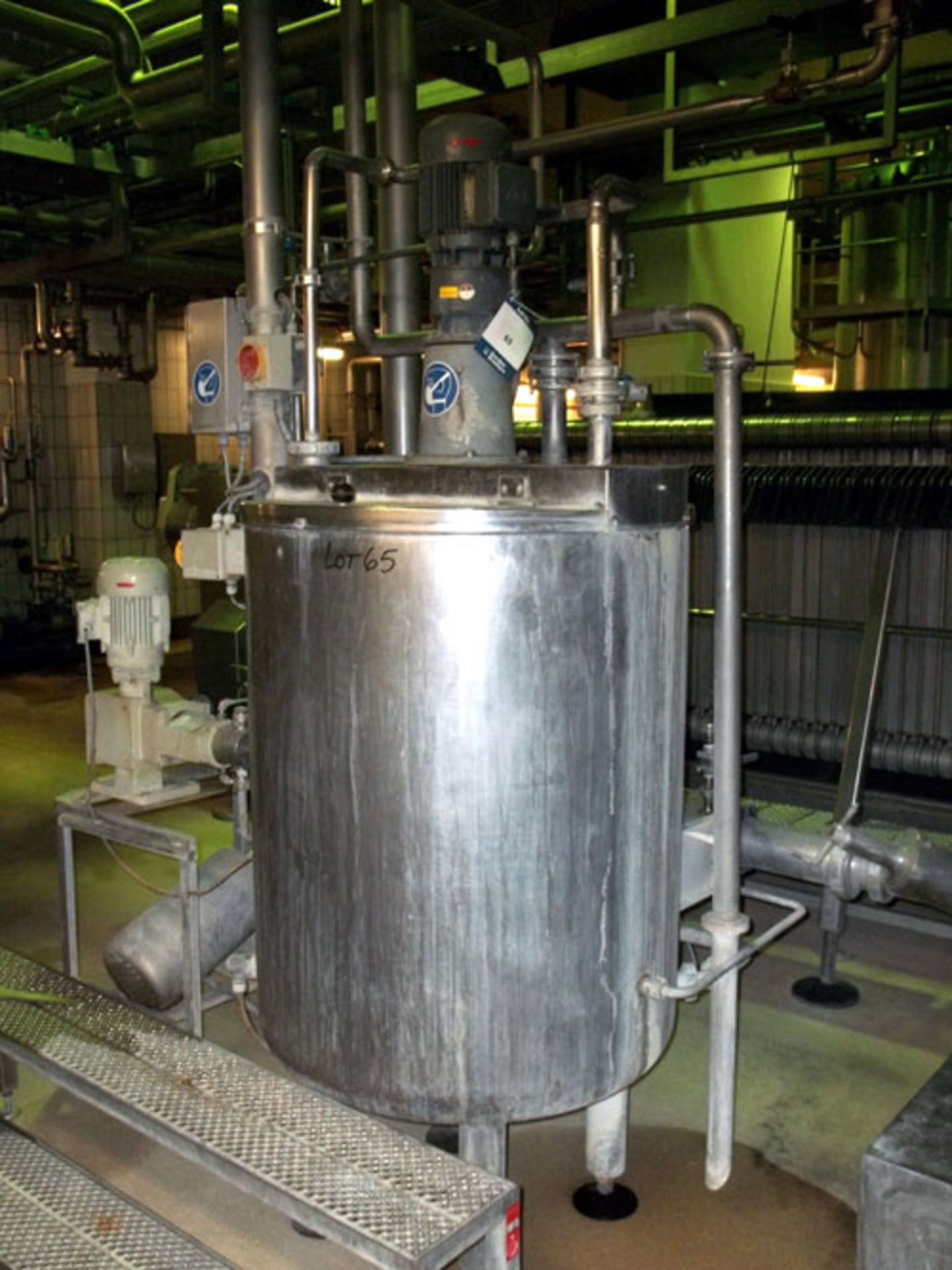Unbranded stainless steel tank. 900 mm dia x 1000 st. side. Agitator driven by a Baumuller 0.75Kw/