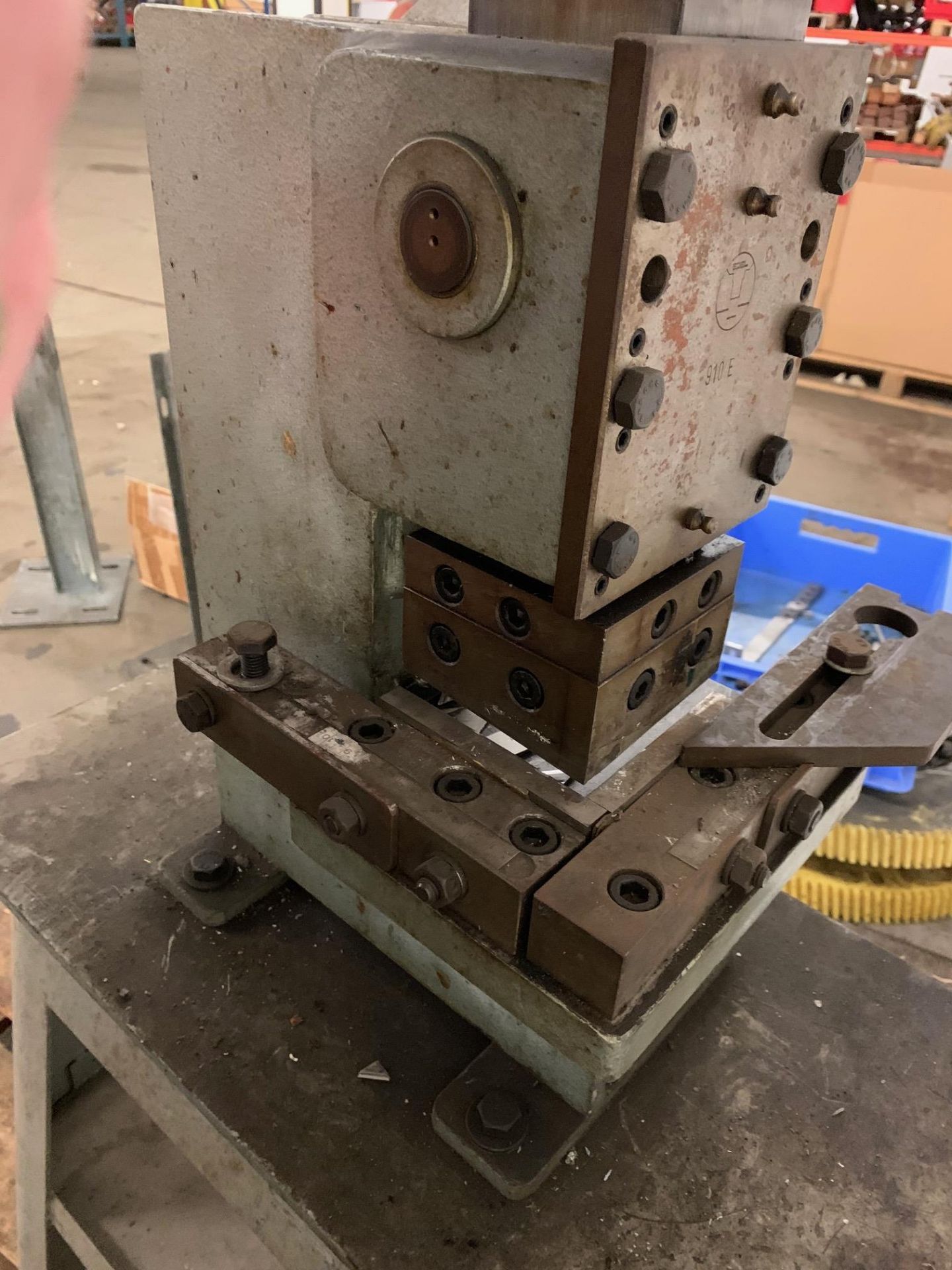 Cutting machine. Approx. 100 x 100 mm. Table mount