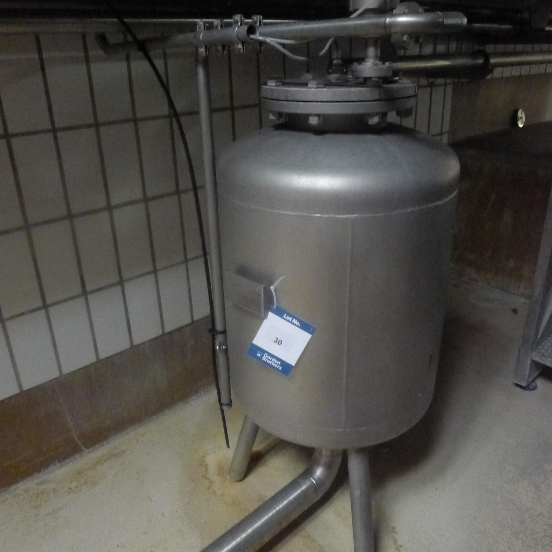 Dessel 162 liter (42.8 gallon) capacity stainless steel tank 162 liter, working pressure 10 bar (150