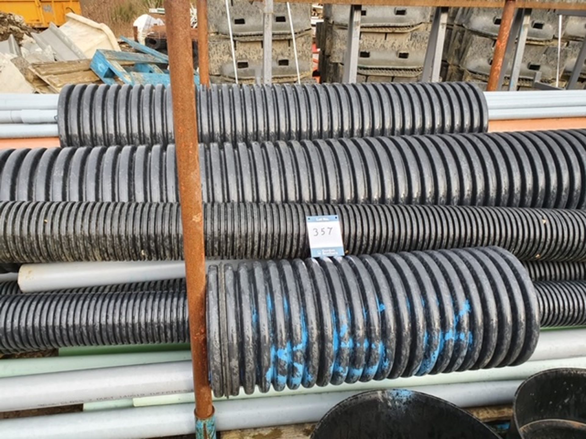 Various lengths ribbed duct in 2 stillages