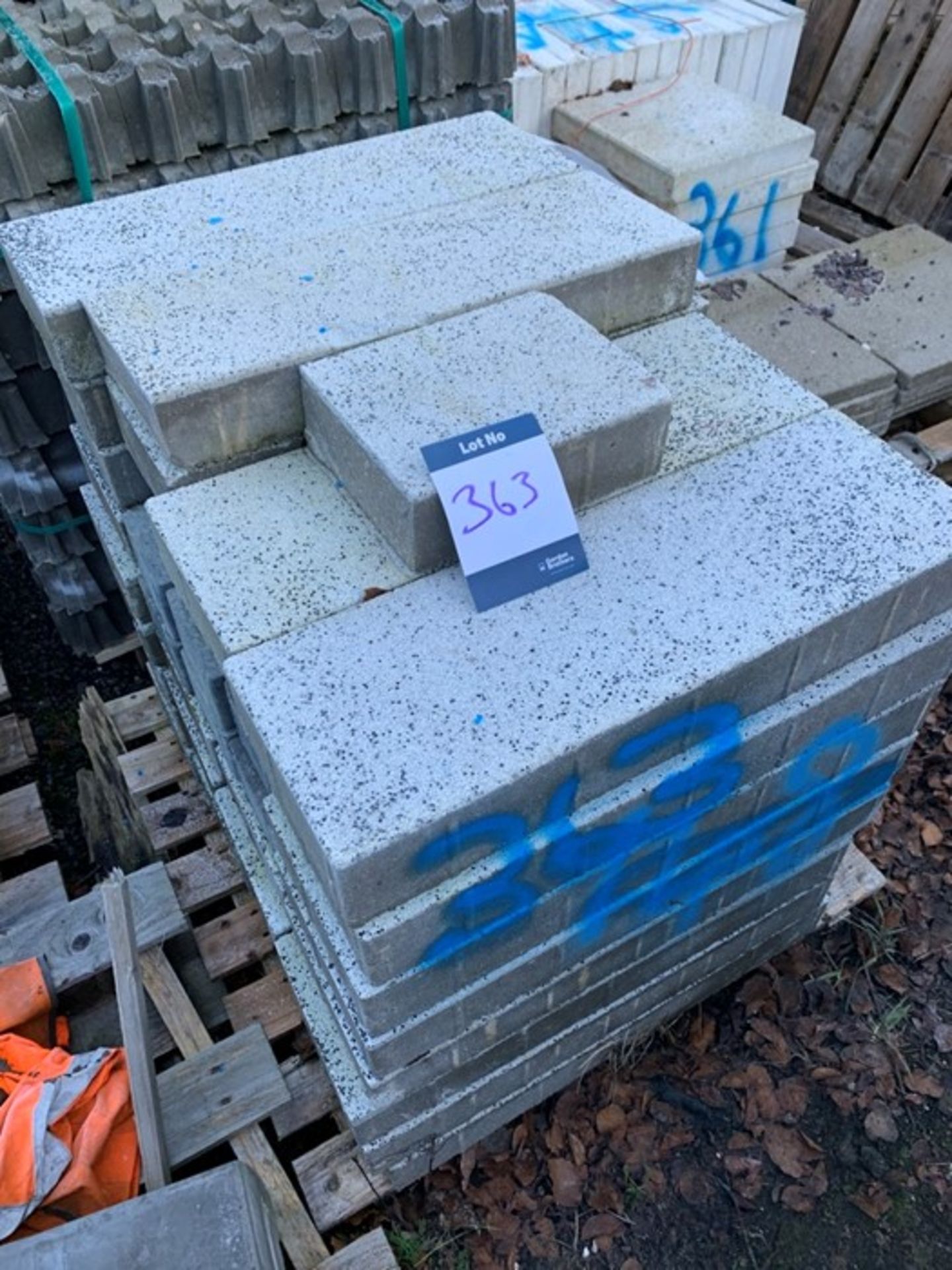 14 part pallets mixed paving - Image 2 of 2