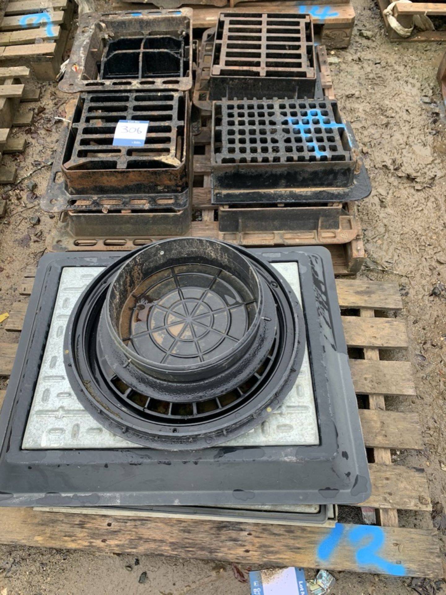 7 No B125 covers 8 No. road gulley lids 5 No. 600 x 600 D400 manhole covers 8 No. B125 covers (