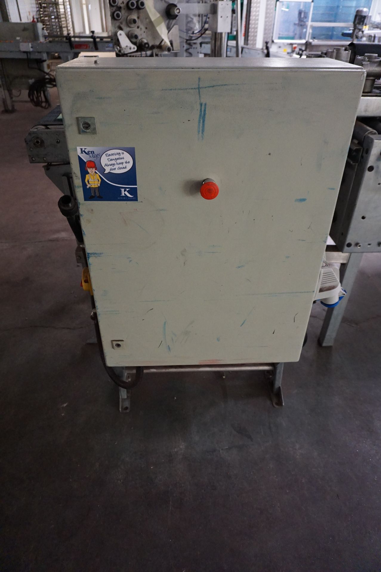 Soco System, Model: T402 box taping machine, Serial No. 101-2000 (2000) with infeed/outfeed - Image 5 of 7