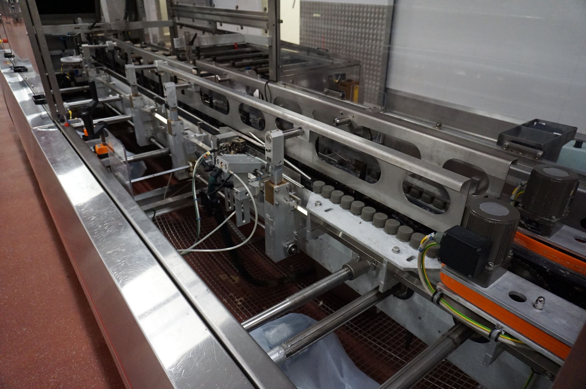 Bradman Lake Packaging Station Comprising: motorised decline belt conveyor, Approx 8m with WMH - Image 11 of 23