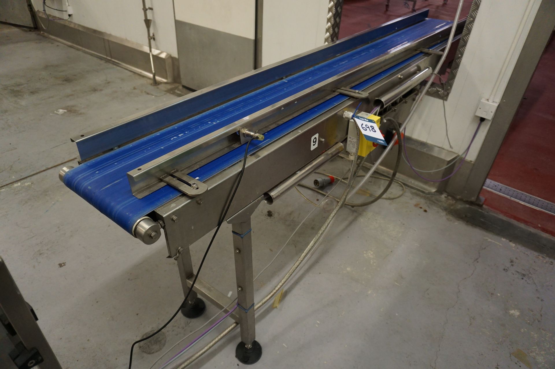 Motorised belt conveyor with centering bars, 2.64m (l) belt width: 300mm