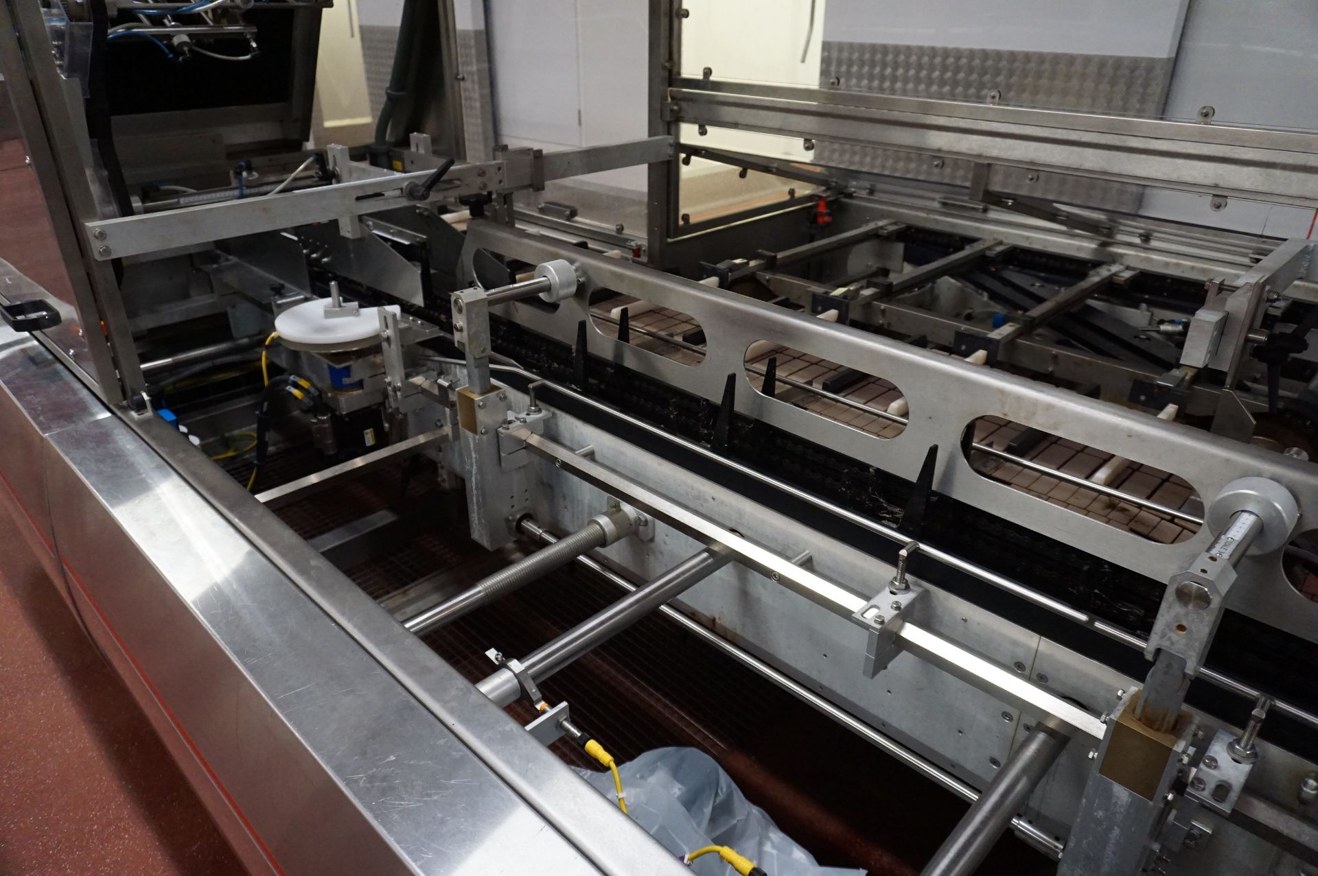 Bradman Lake Packaging Station Comprising: motorised decline belt conveyor, Approx 8m with WMH - Image 12 of 23
