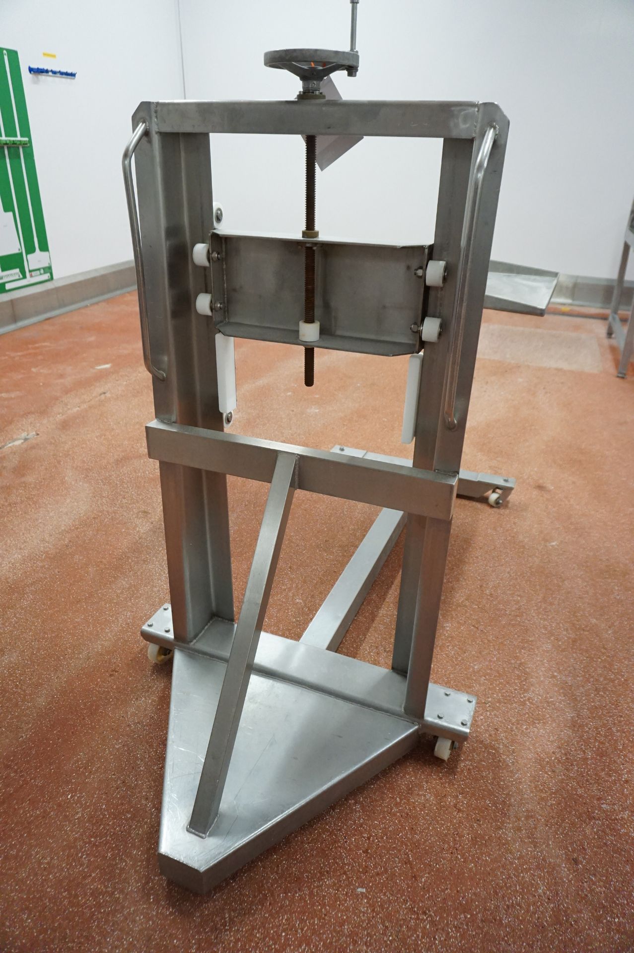 Stainless steel mobile table top lift - Image 2 of 2