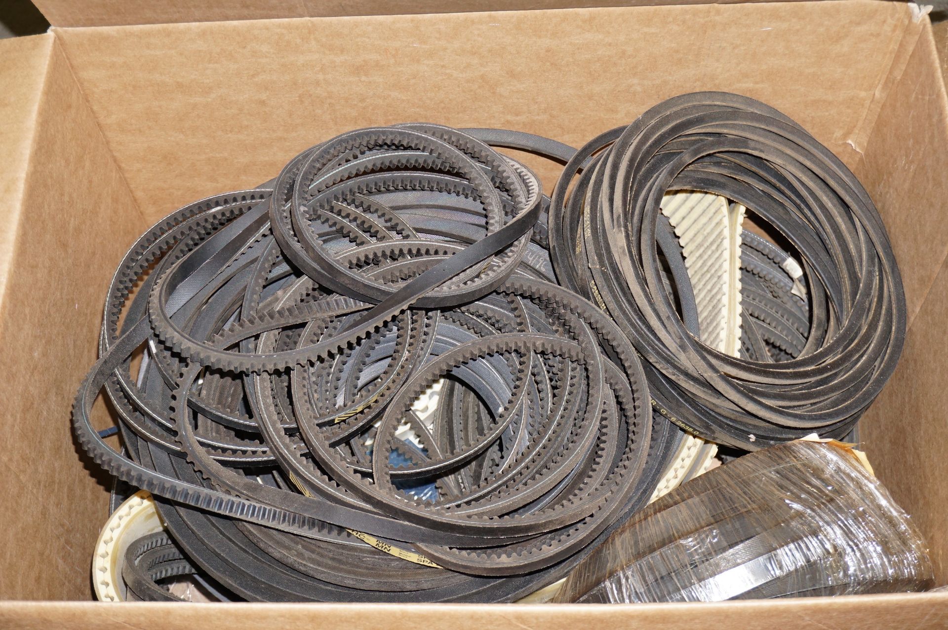 Pallet of various timing and V belts, as lotted (please refer to photos for further detail) - Image 4 of 5