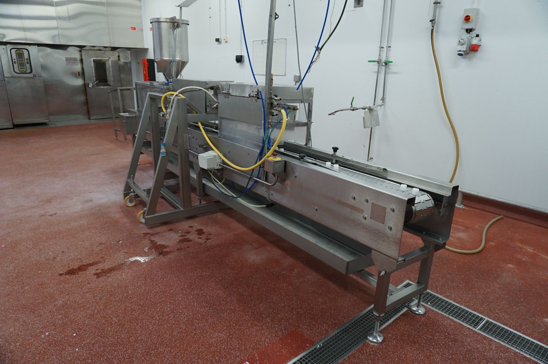 Apple, sponge line comprising: through feed conveyor, width: 50mm; hopper infeed and M2000 depositor - Image 3 of 12
