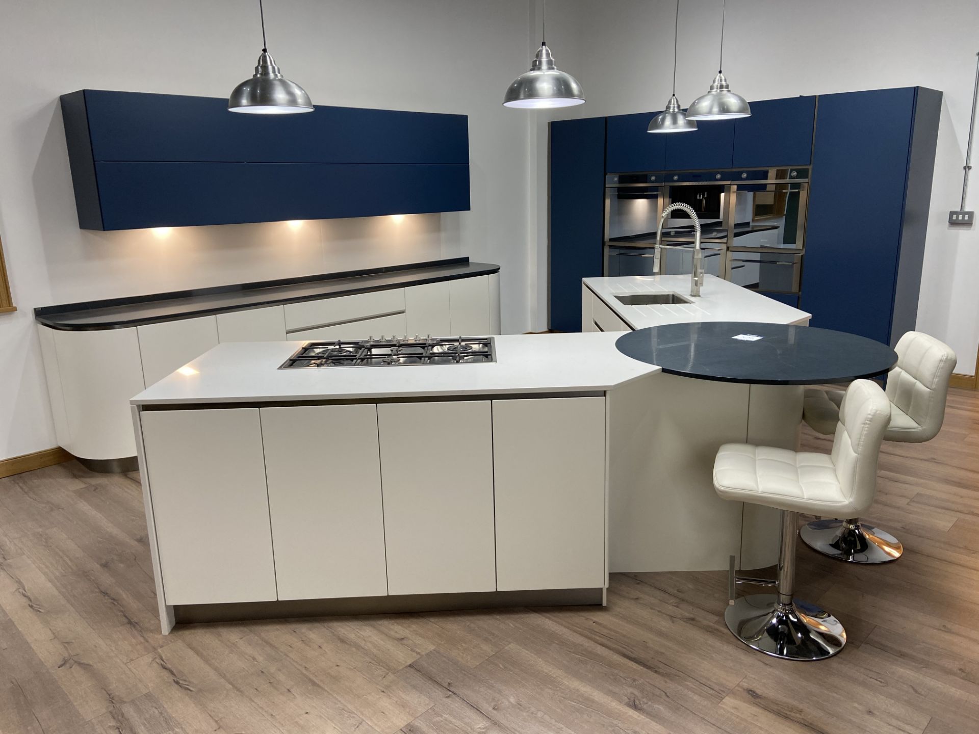 "Luna" handle less contemporary design ex-display kitchen with soft close drawers and doors finished