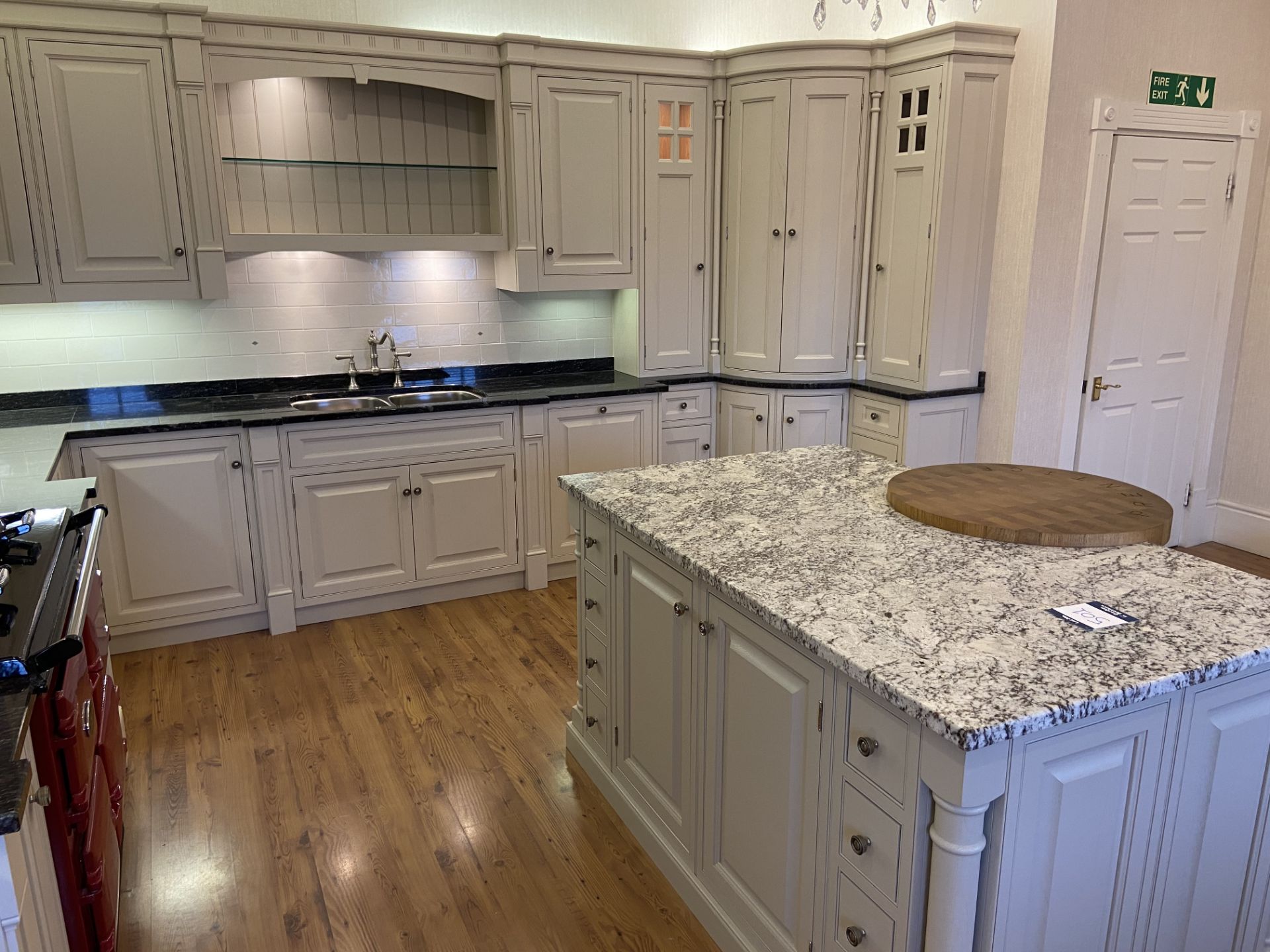 "Windsor and Kensington" traditional shaker style solid oak painted ex-display kitchen with soft - Image 3 of 14