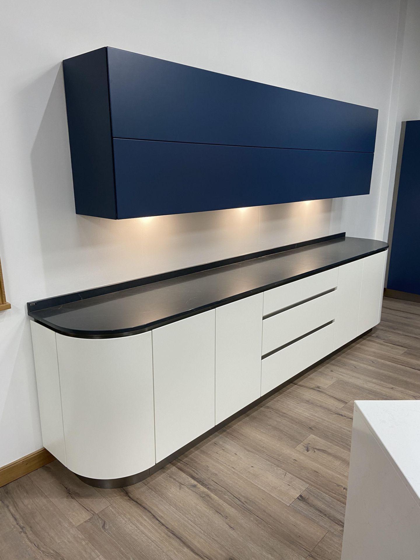 "Luna" handle less contemporary design ex-display kitchen with soft close drawers and doors finished - Image 3 of 16