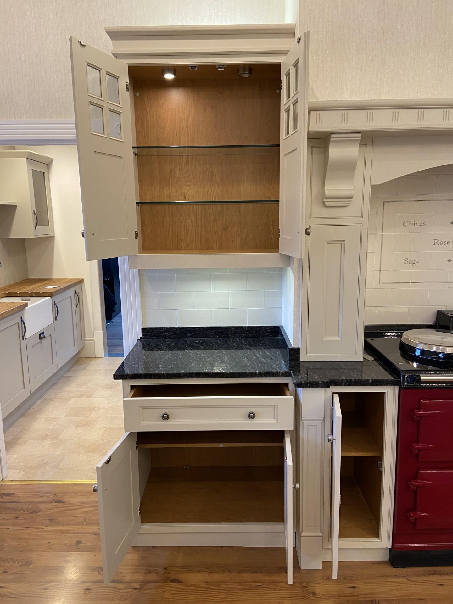 "Windsor and Kensington" traditional shaker style solid oak painted ex-display kitchen with soft - Image 8 of 14