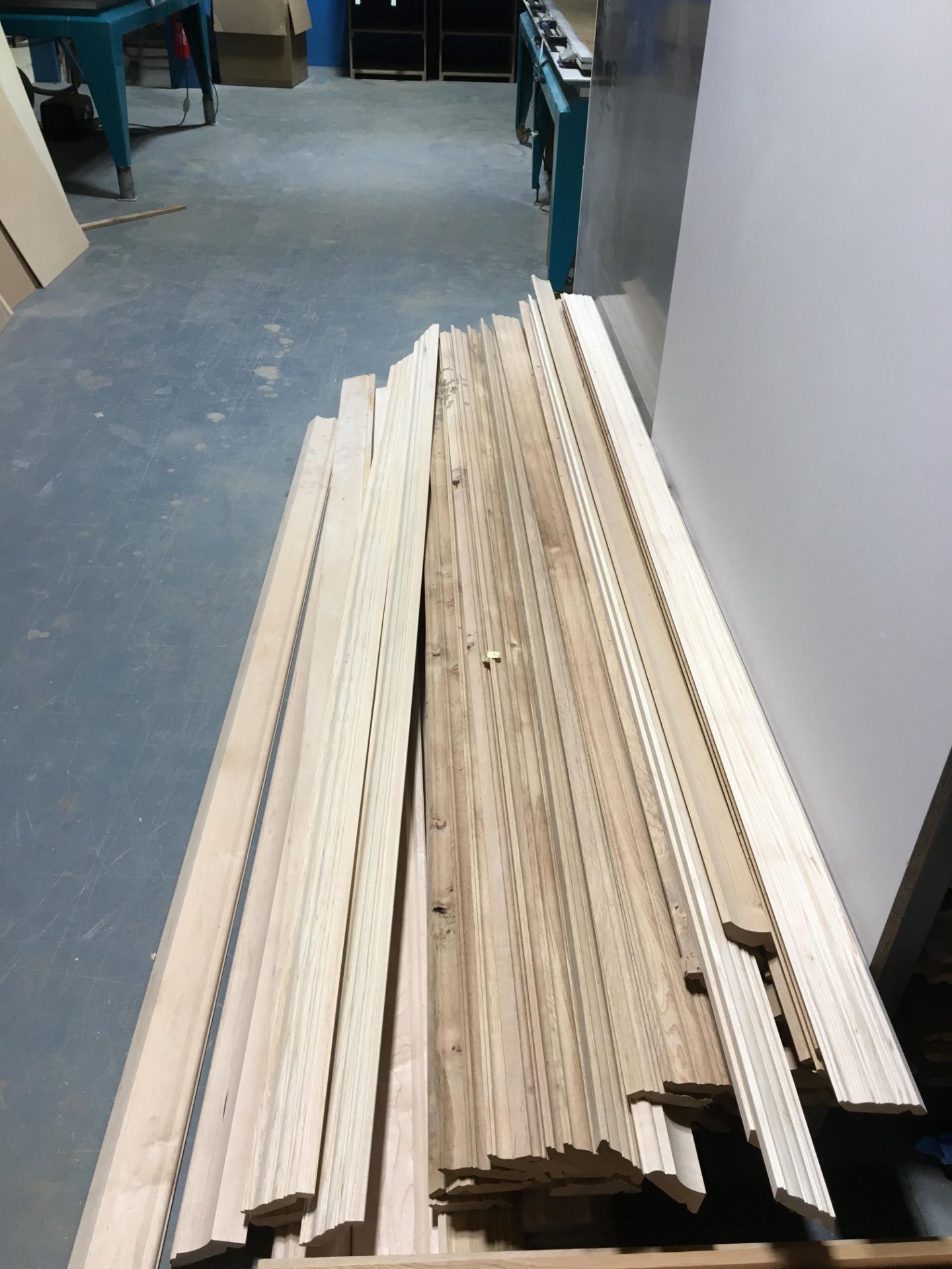 Lot comprising quantity of cornice including approx. Pullman: 69x Maple, 3x Oak; Shaker: 15x English - Image 3 of 4