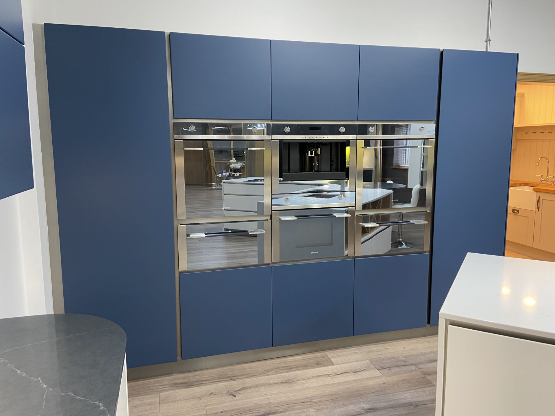 "Luna" handle less contemporary design ex-display kitchen with soft close drawers and doors finished - Image 4 of 16