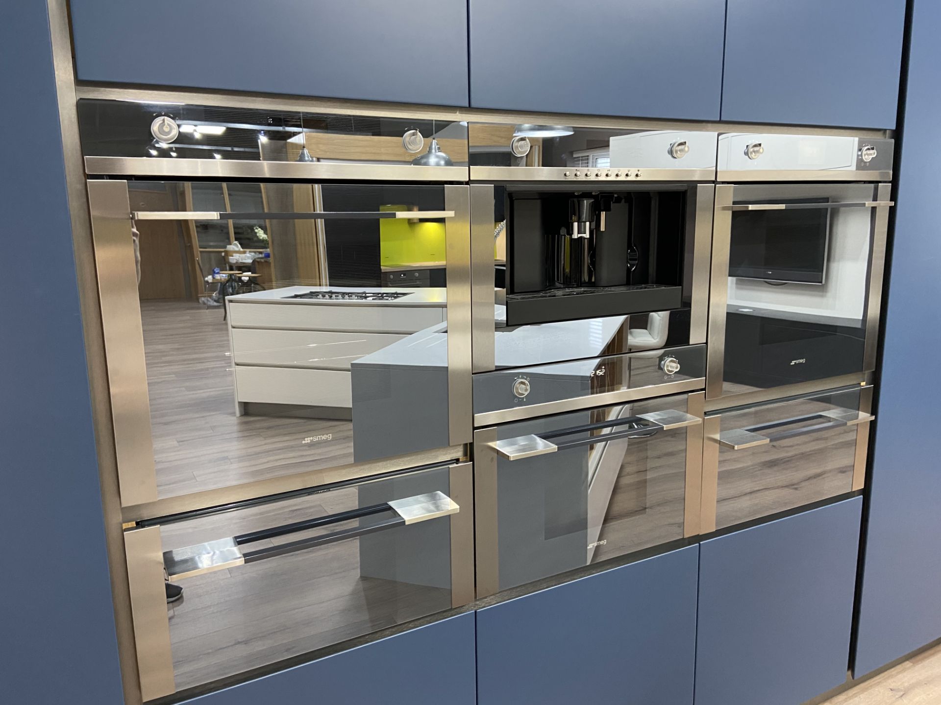 "Luna" handle less contemporary design ex-display kitchen with soft close drawers and doors finished - Image 14 of 16