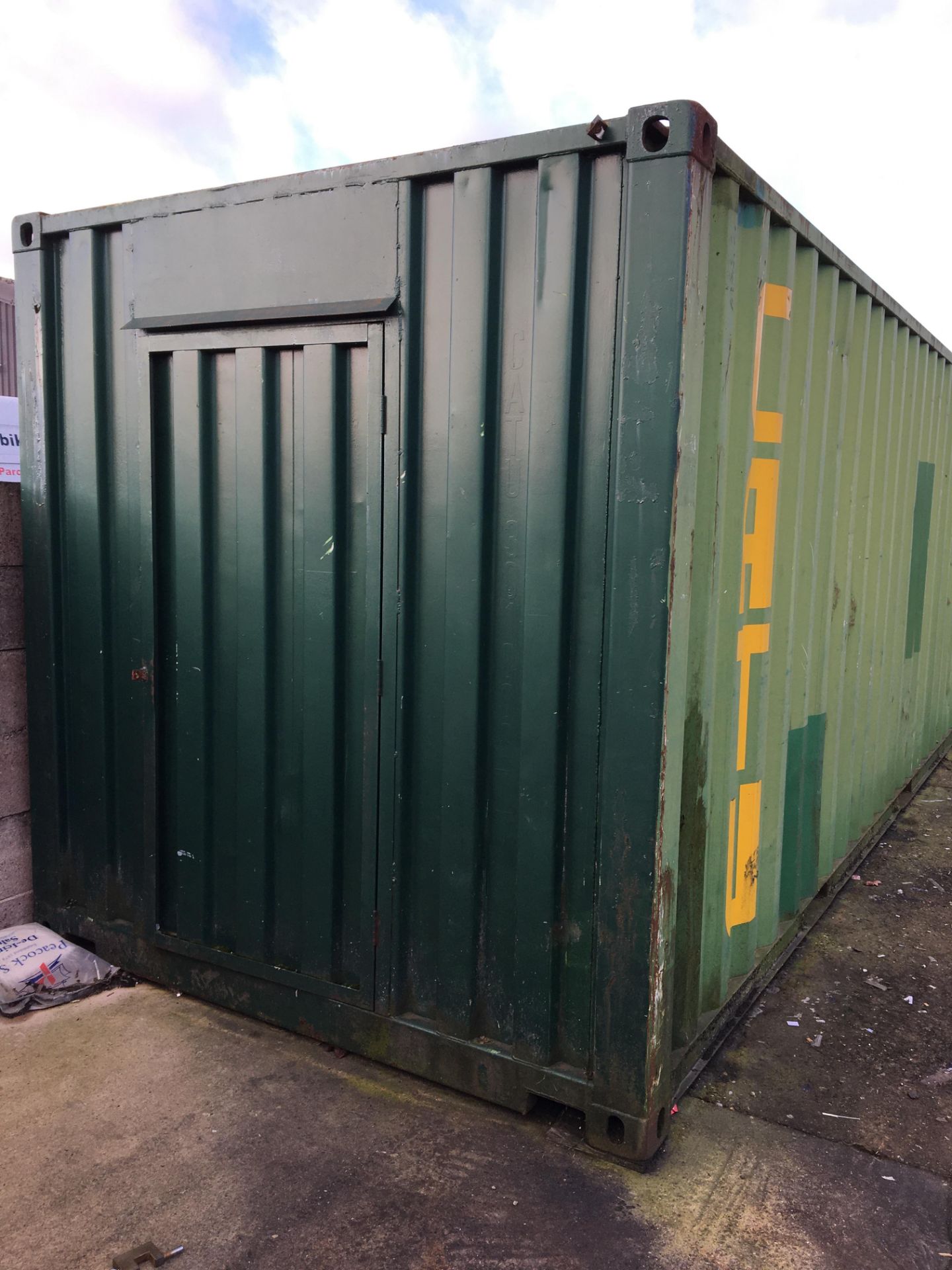 Steel 20' shipping container with rear pedestrian door comprising a bay of lightweight racking and - Image 3 of 12