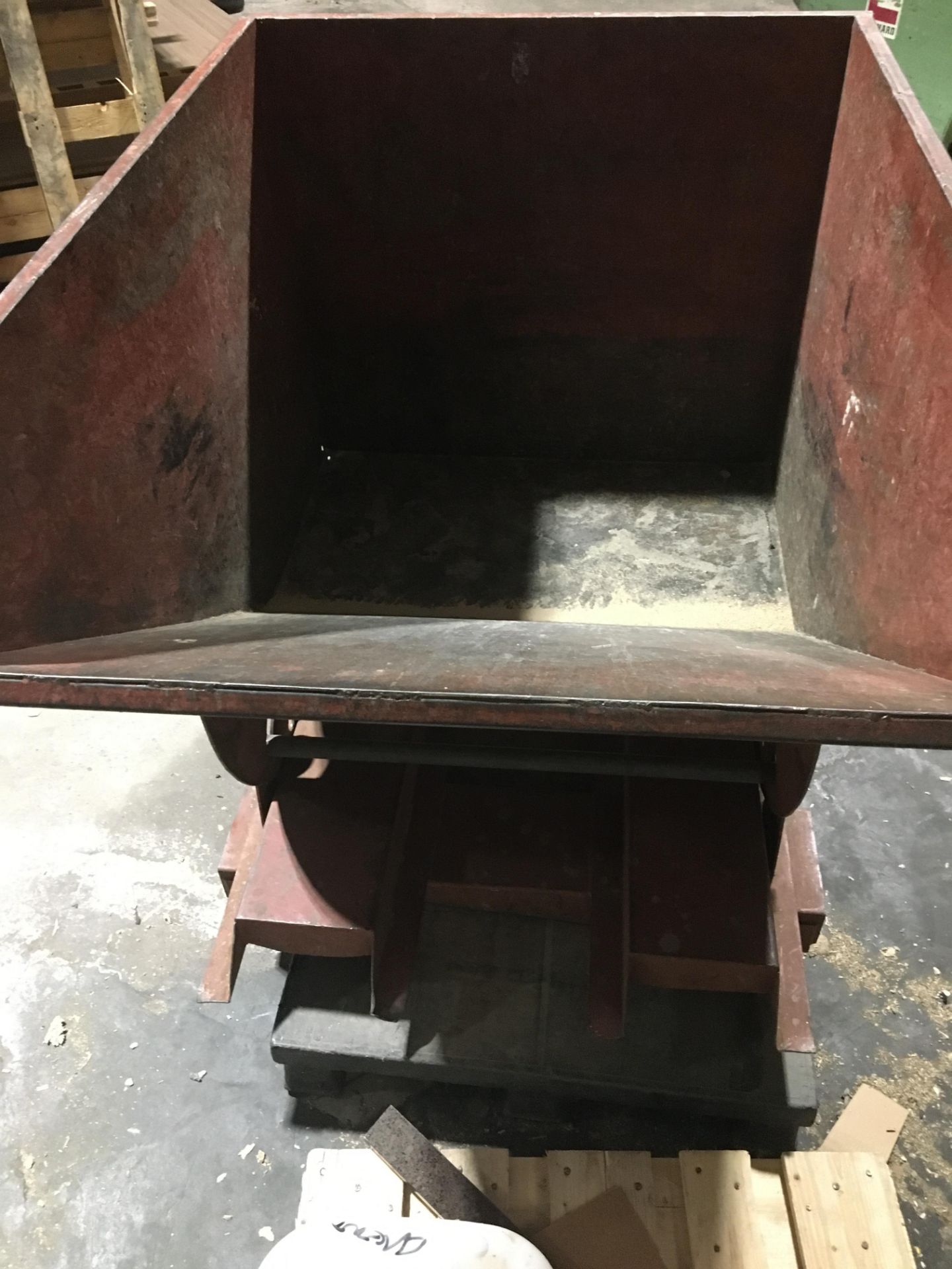 Make unknown skid mounted tipping skip, loading size: 960mm x 1,300mm (Location: Brent) - Image 2 of 3