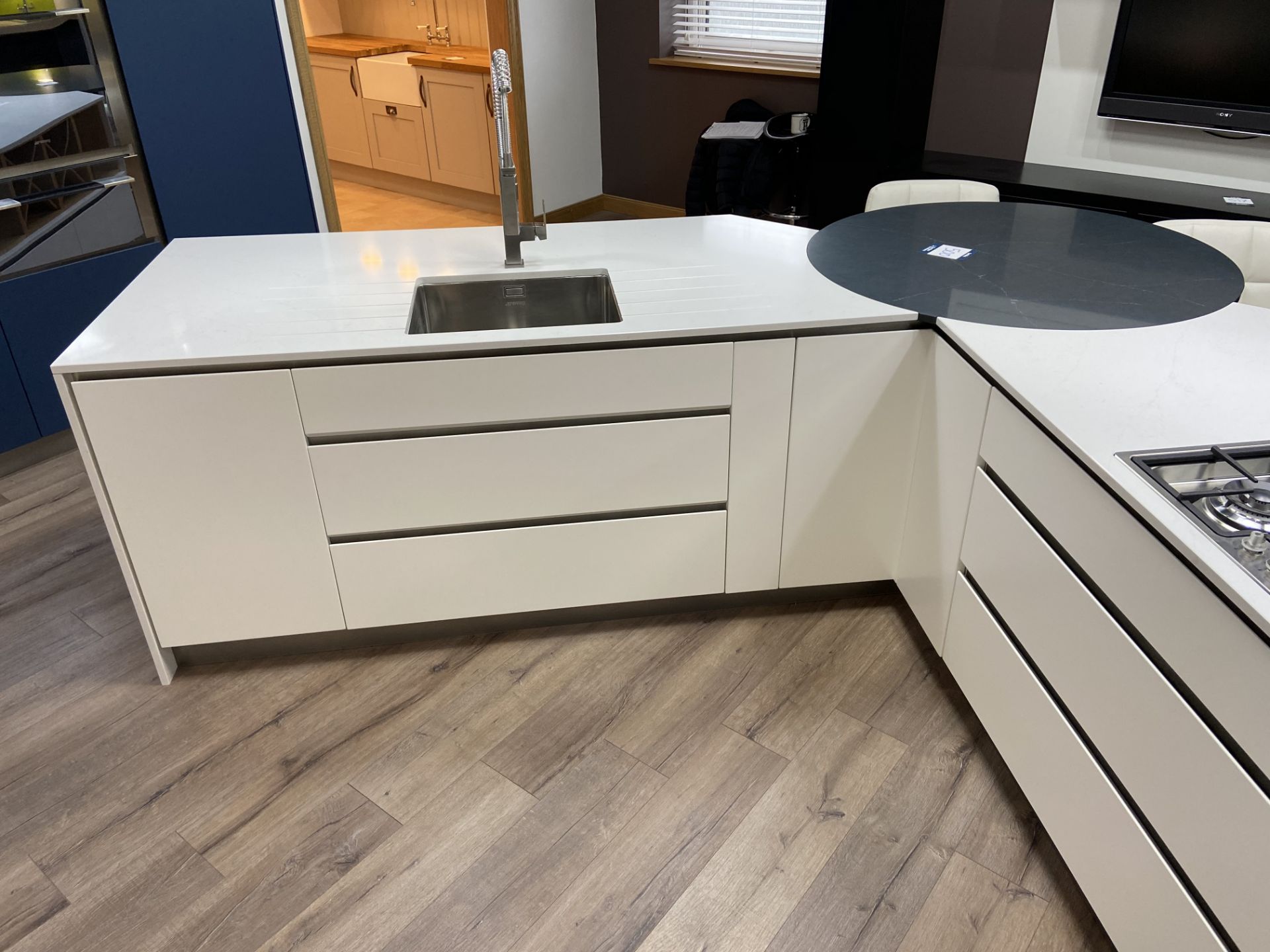 "Luna" handle less contemporary design ex-display kitchen with soft close drawers and doors finished - Image 5 of 16