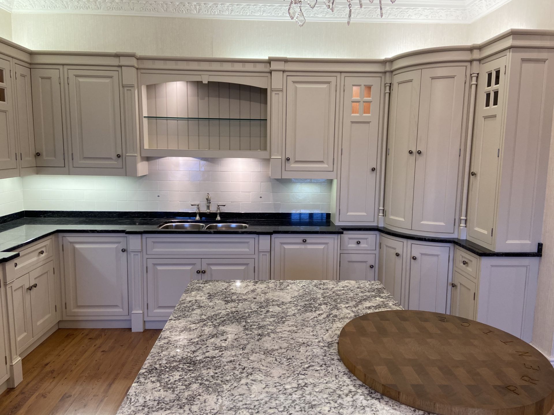"Windsor and Kensington" traditional shaker style solid oak painted ex-display kitchen with soft - Image 7 of 14