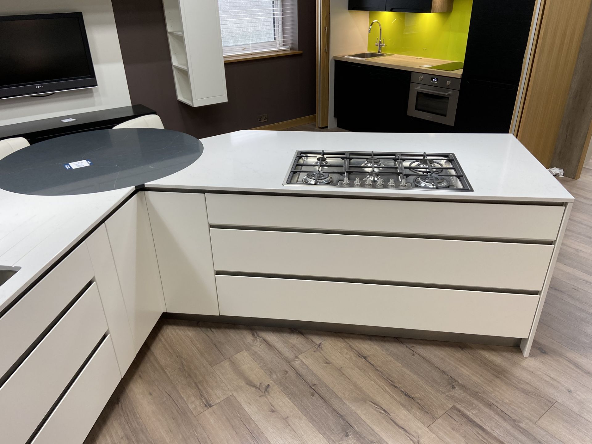 "Luna" handle less contemporary design ex-display kitchen with soft close drawers and doors finished - Image 6 of 16