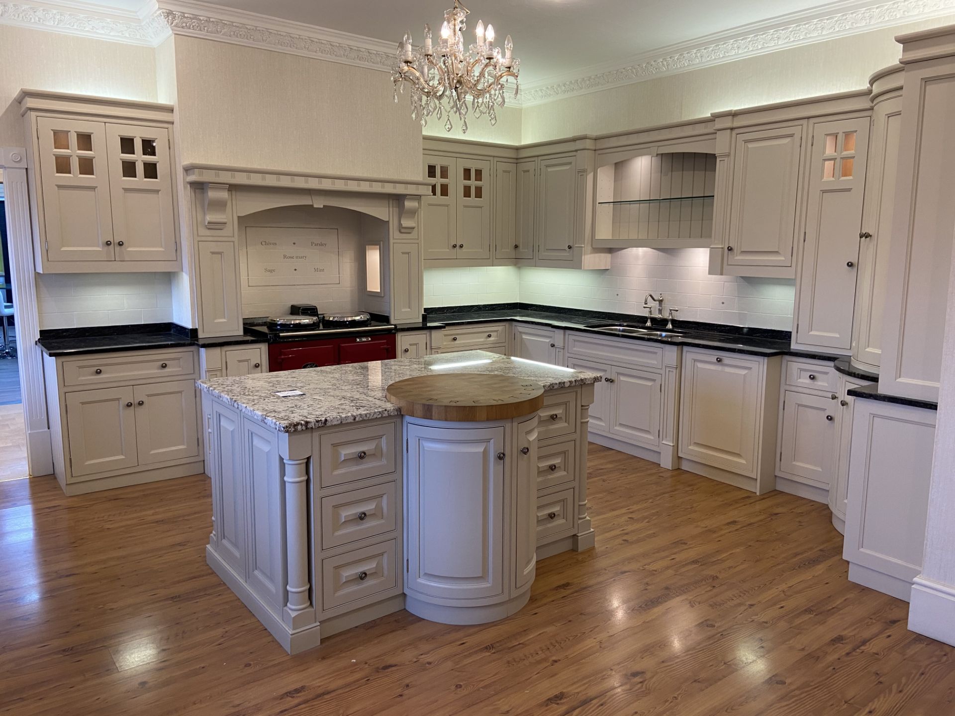 "Windsor and Kensington" traditional shaker style solid oak painted ex-display kitchen with soft - Image 2 of 14