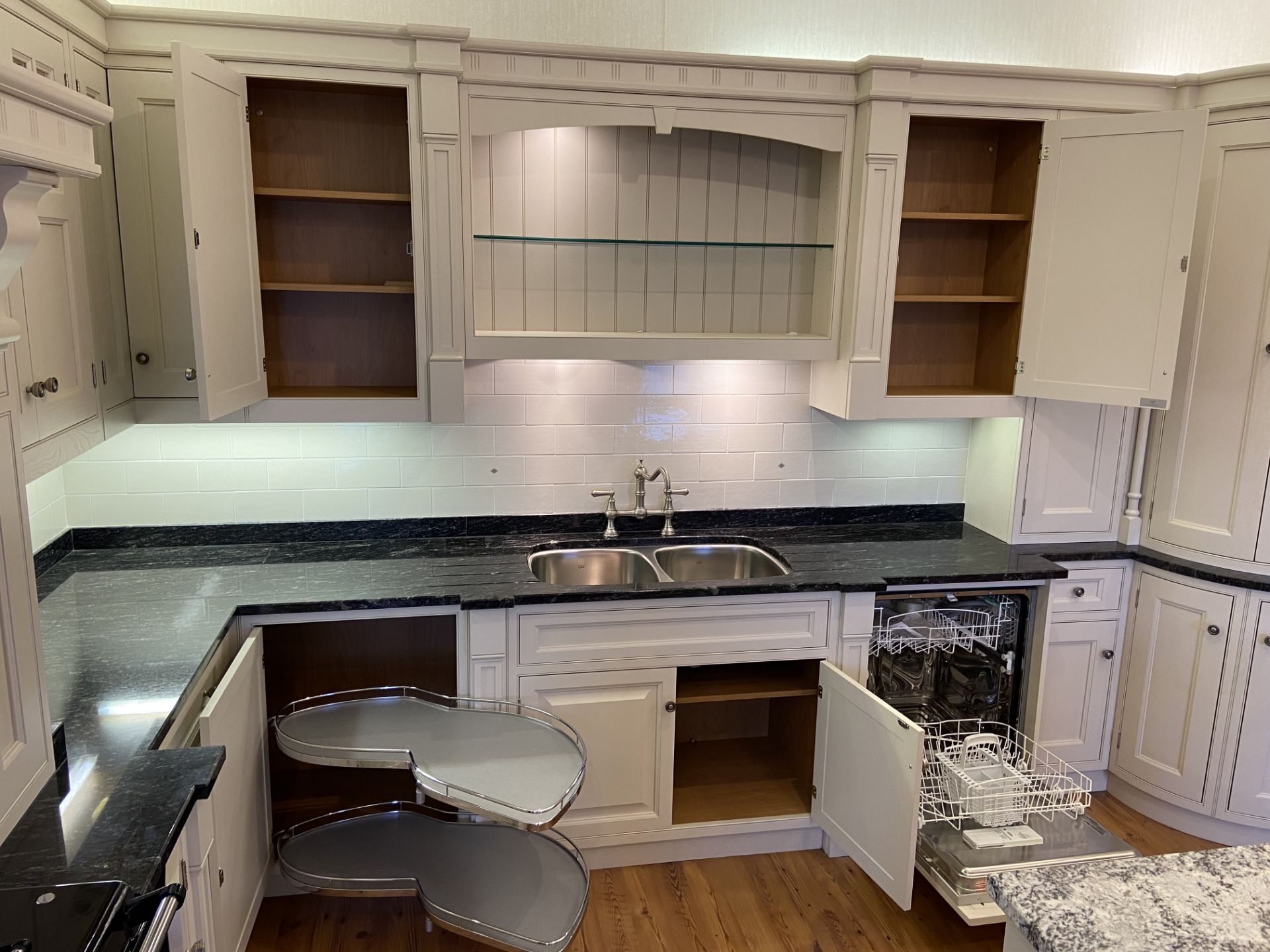 "Windsor and Kensington" traditional shaker style solid oak painted ex-display kitchen with soft - Image 11 of 14