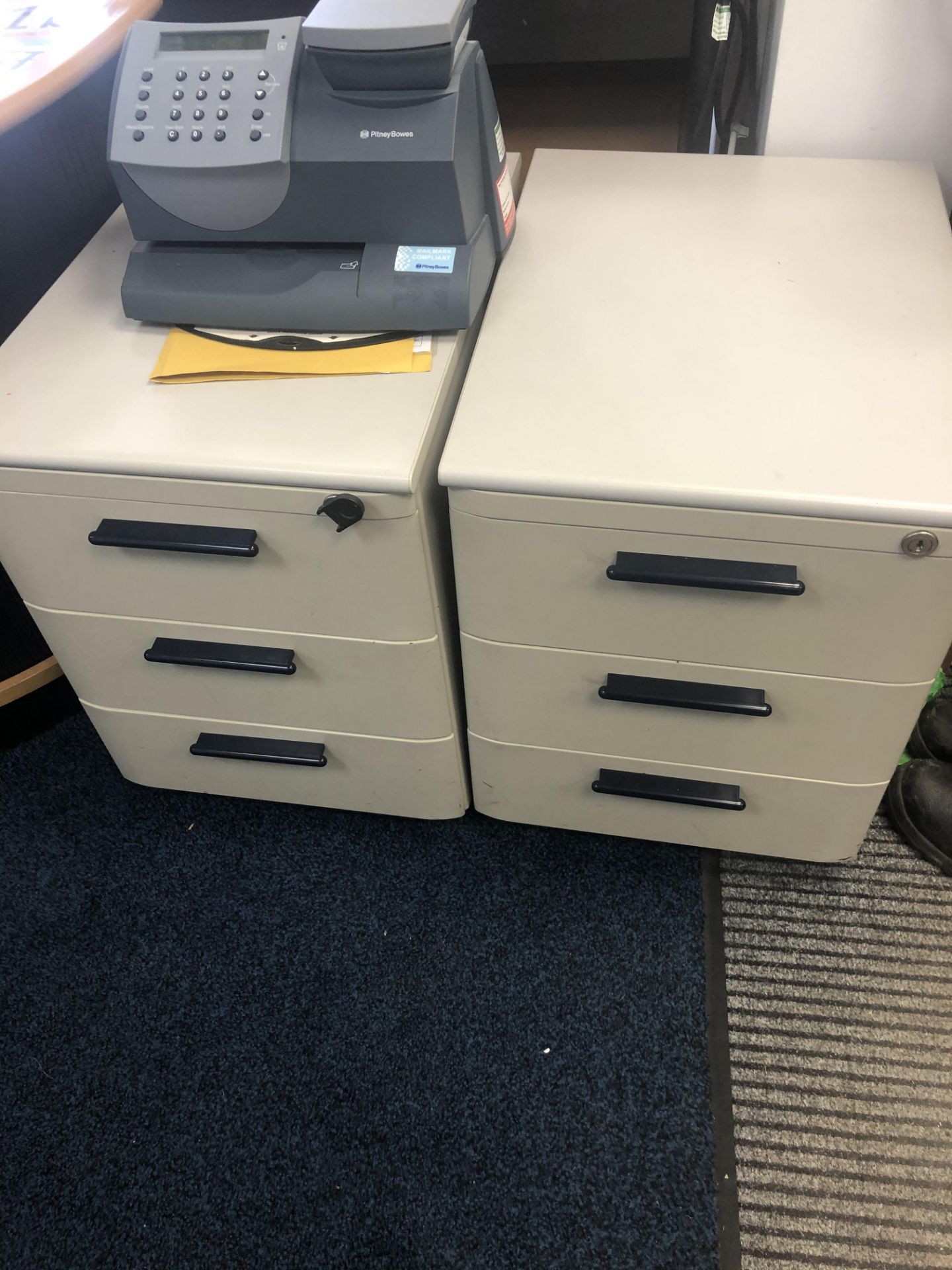 4x assorted chairs and 2x grey laminate pedestals - Image 2 of 2