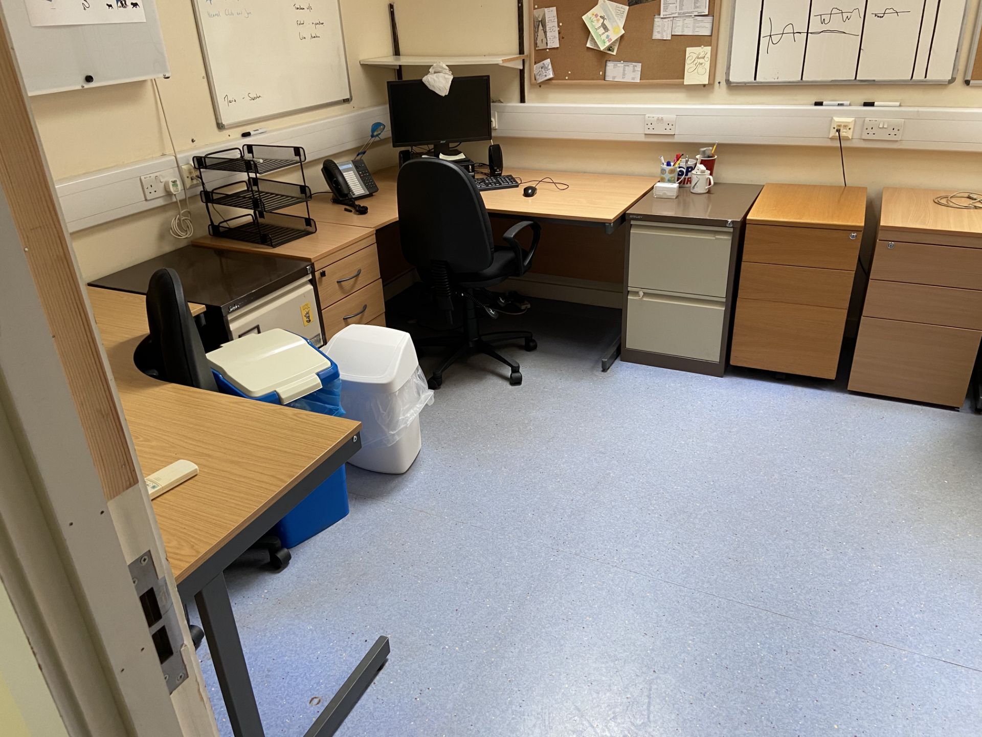 Range of office furniture throughout the small animal clinic. Ergo Desks x 30, Desks x banks of 6 - Image 6 of 15