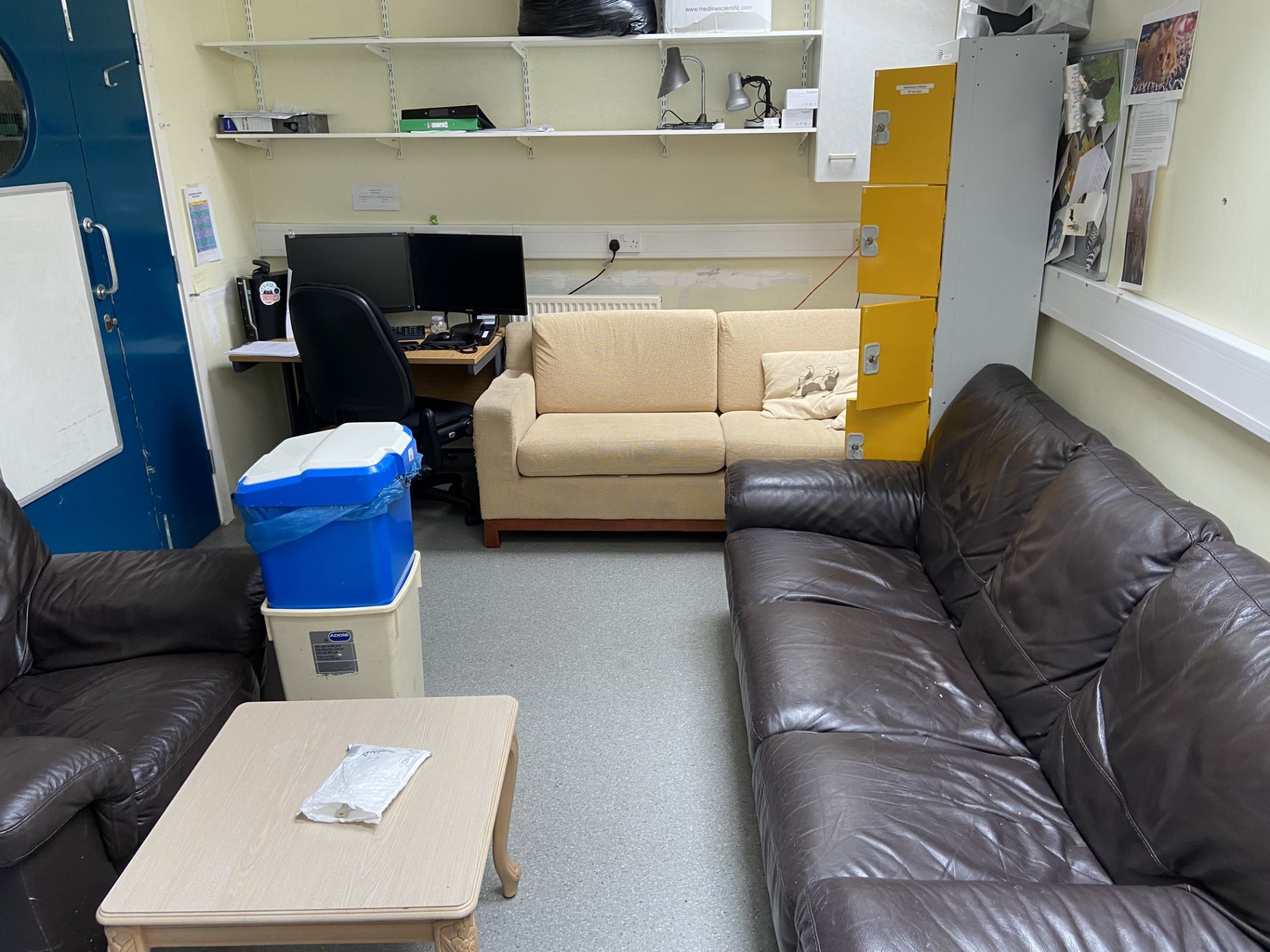 Range of office furniture throughout the small animal clinic. Ergo Desks x 30, Desks x banks of 6 - Image 3 of 15