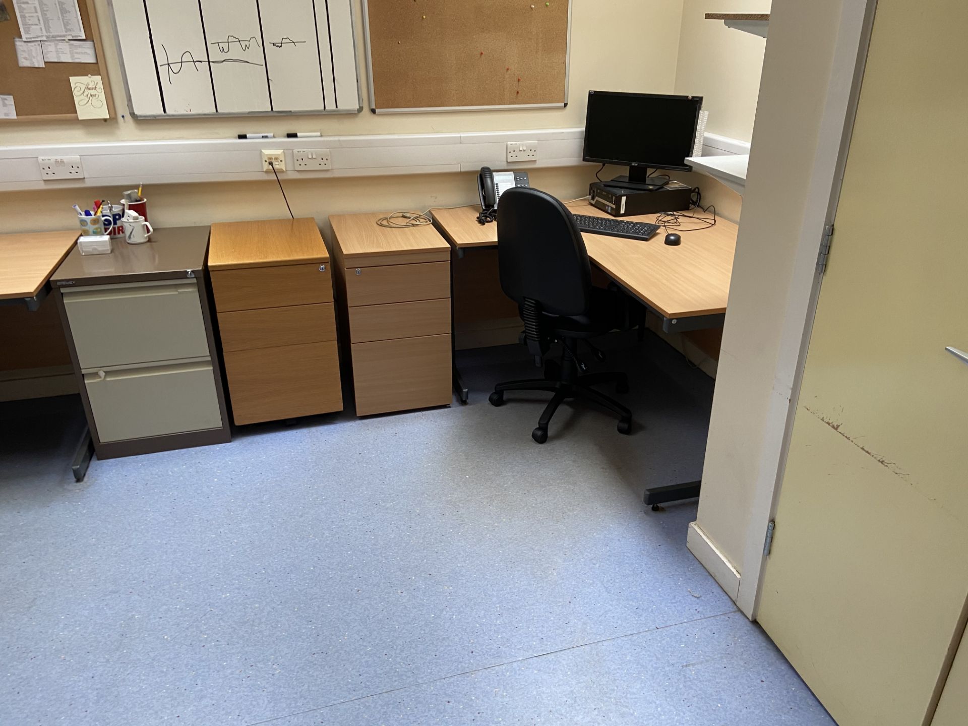 Range of office furniture throughout the small animal clinic. Ergo Desks x 30, Desks x banks of 6 - Image 7 of 15