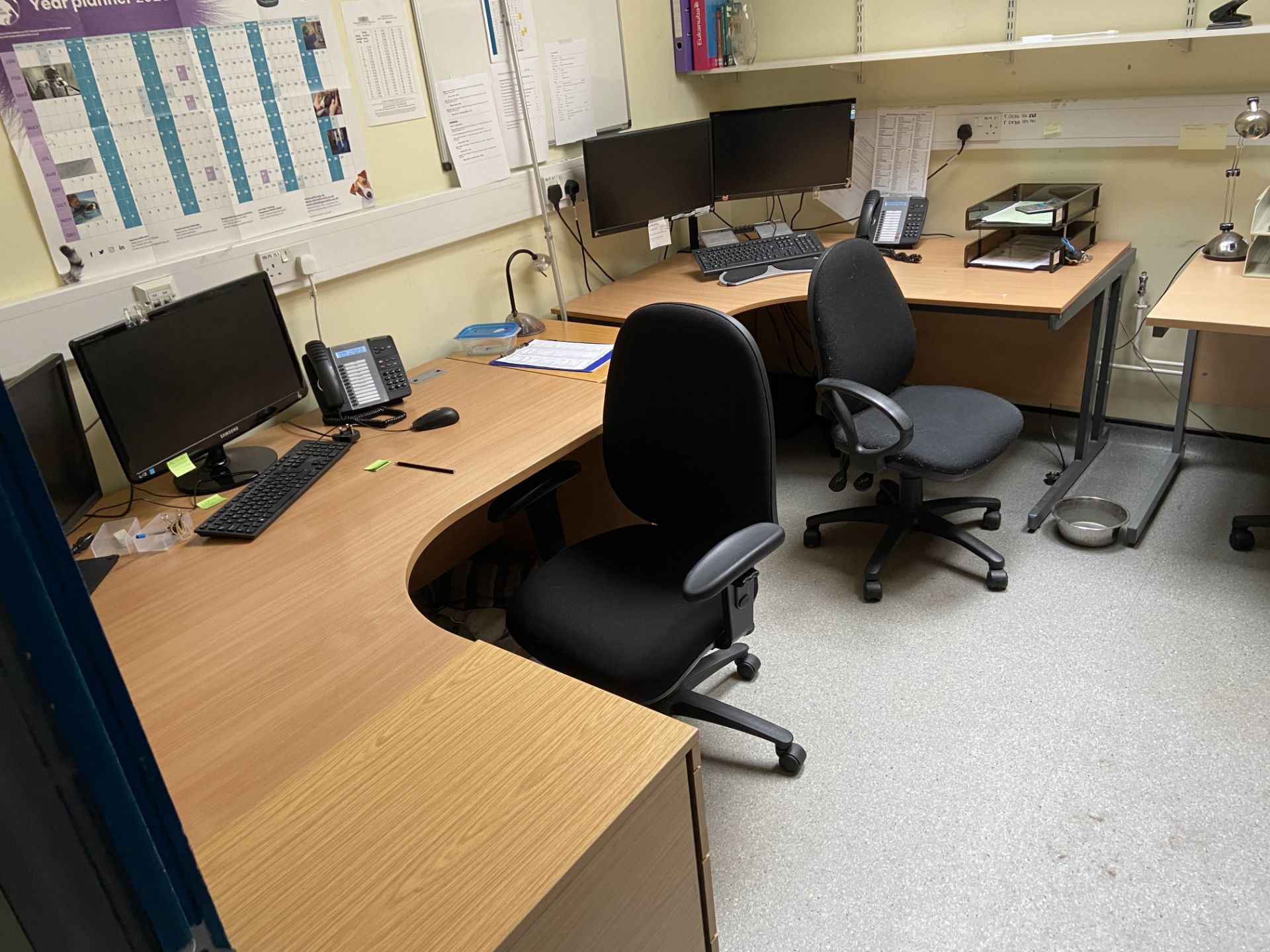 Range of office furniture throughout the small animal clinic. Ergo Desks x 30, Desks x banks of 6 - Image 5 of 15