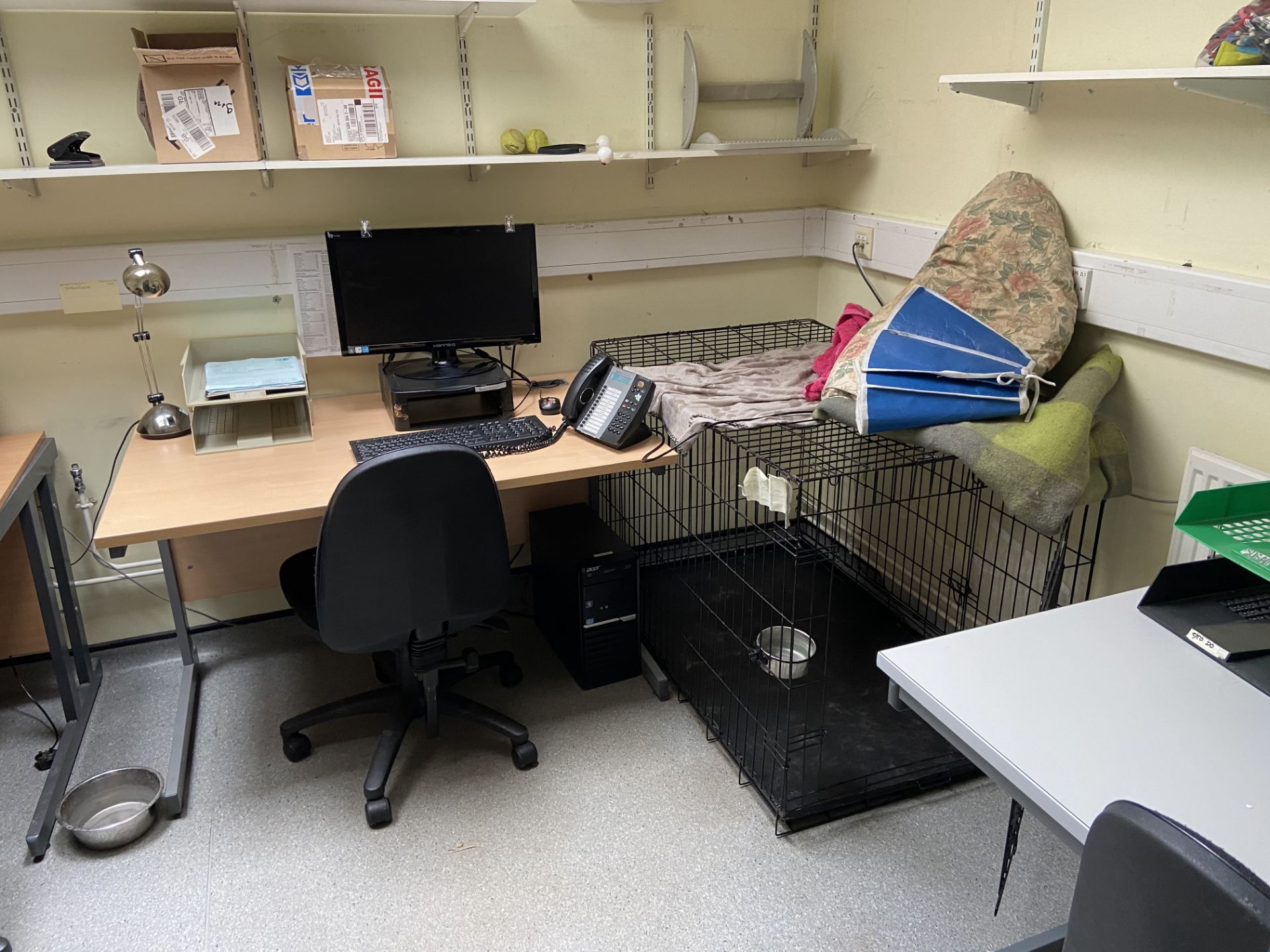 Range of office furniture throughout the small animal clinic. Ergo Desks x 30, Desks x banks of 6 - Image 4 of 15